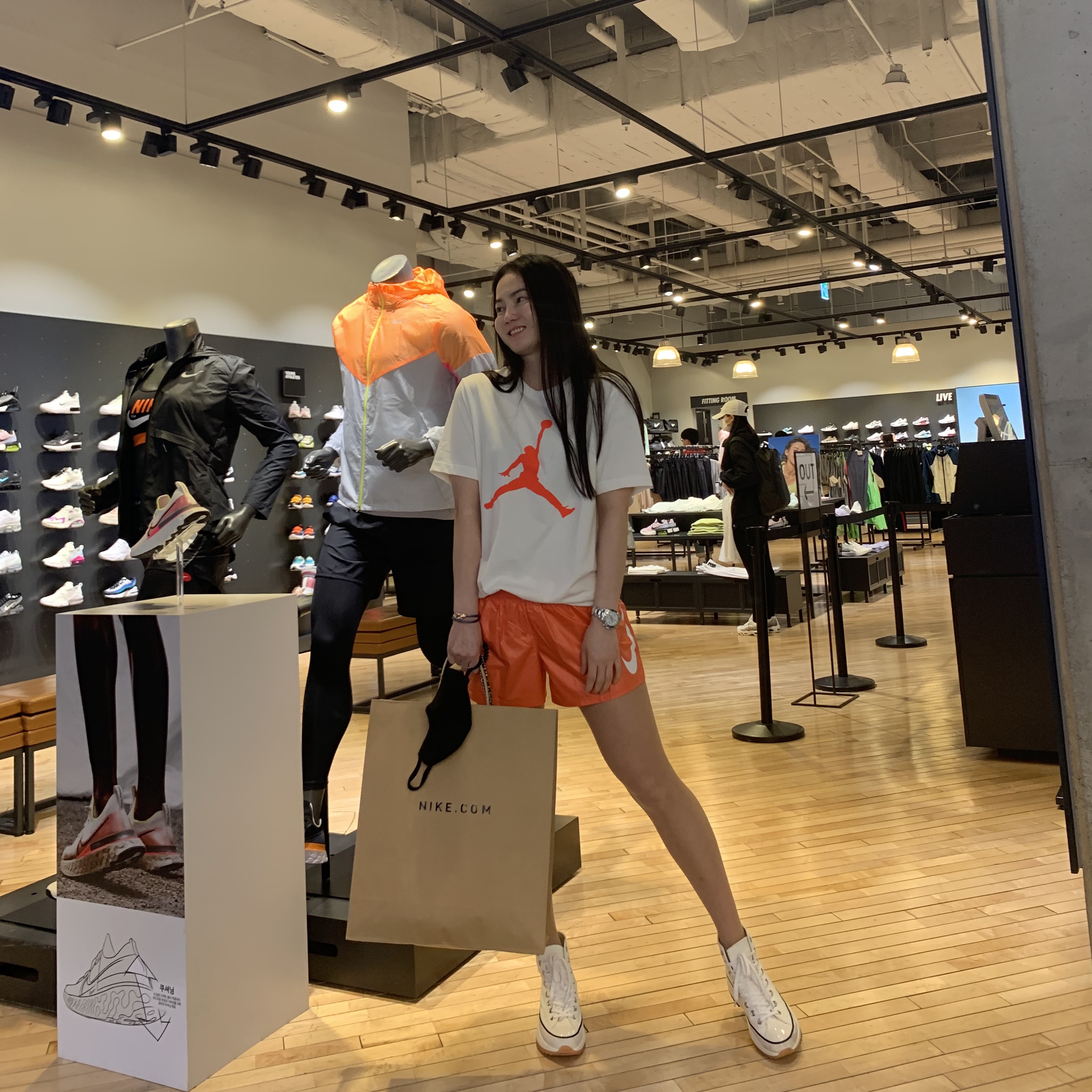Converse x JW Anderson Run Star Hike Hi Black, (GS) Jordan 1 Low Gym Red White 착용 스타일 - 1
