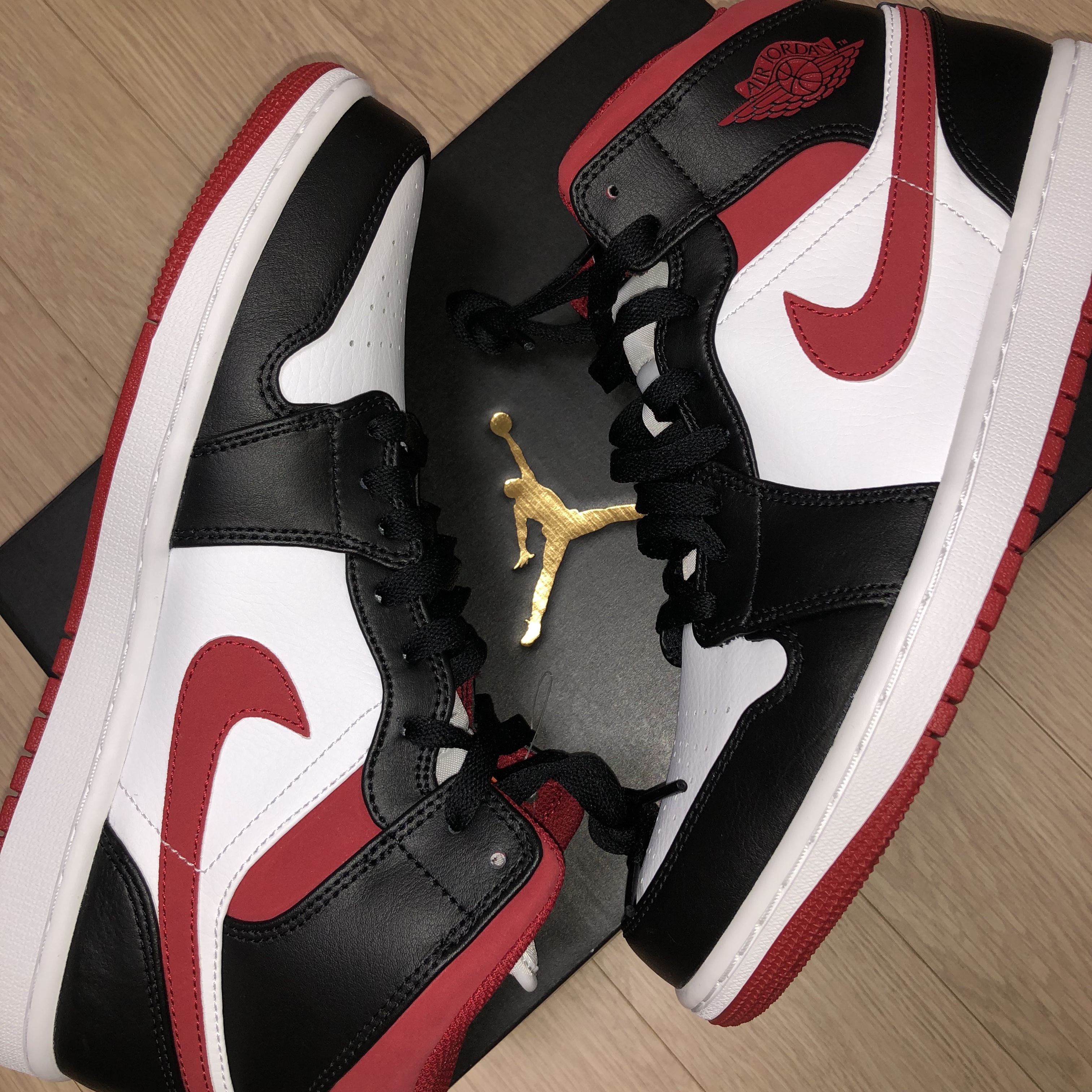 Jordan 1 Mid Gym Red Black White 착용 스타일 - 2