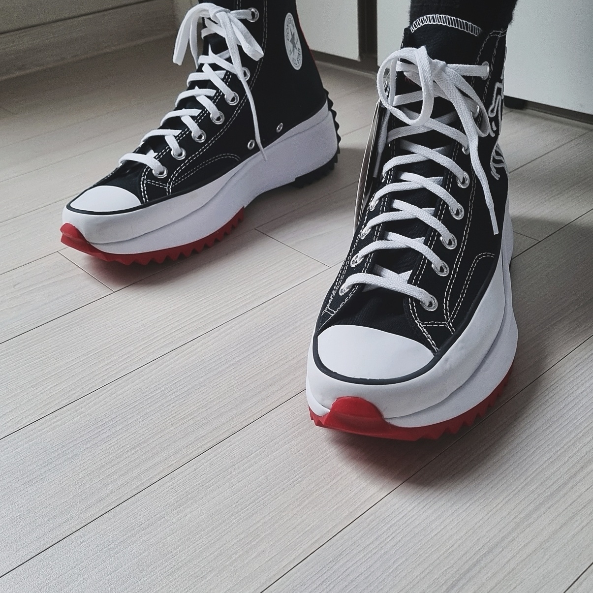 Converse x Keith Haring Run Star Hike Hi Black Red 착용 스타일 - 2