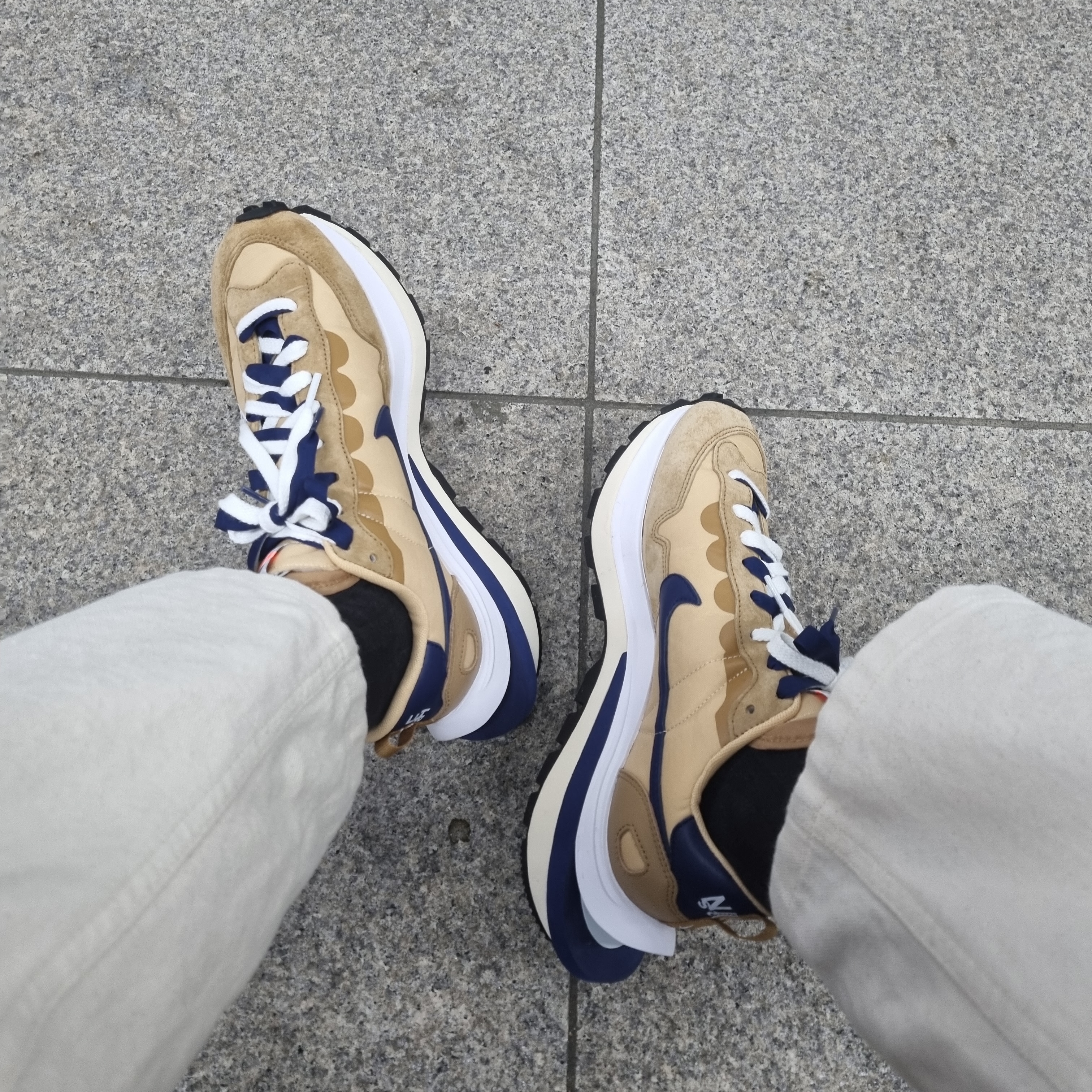 Nike x Sacai VaporWaffle Sesame and Blue Void 착용 스타일