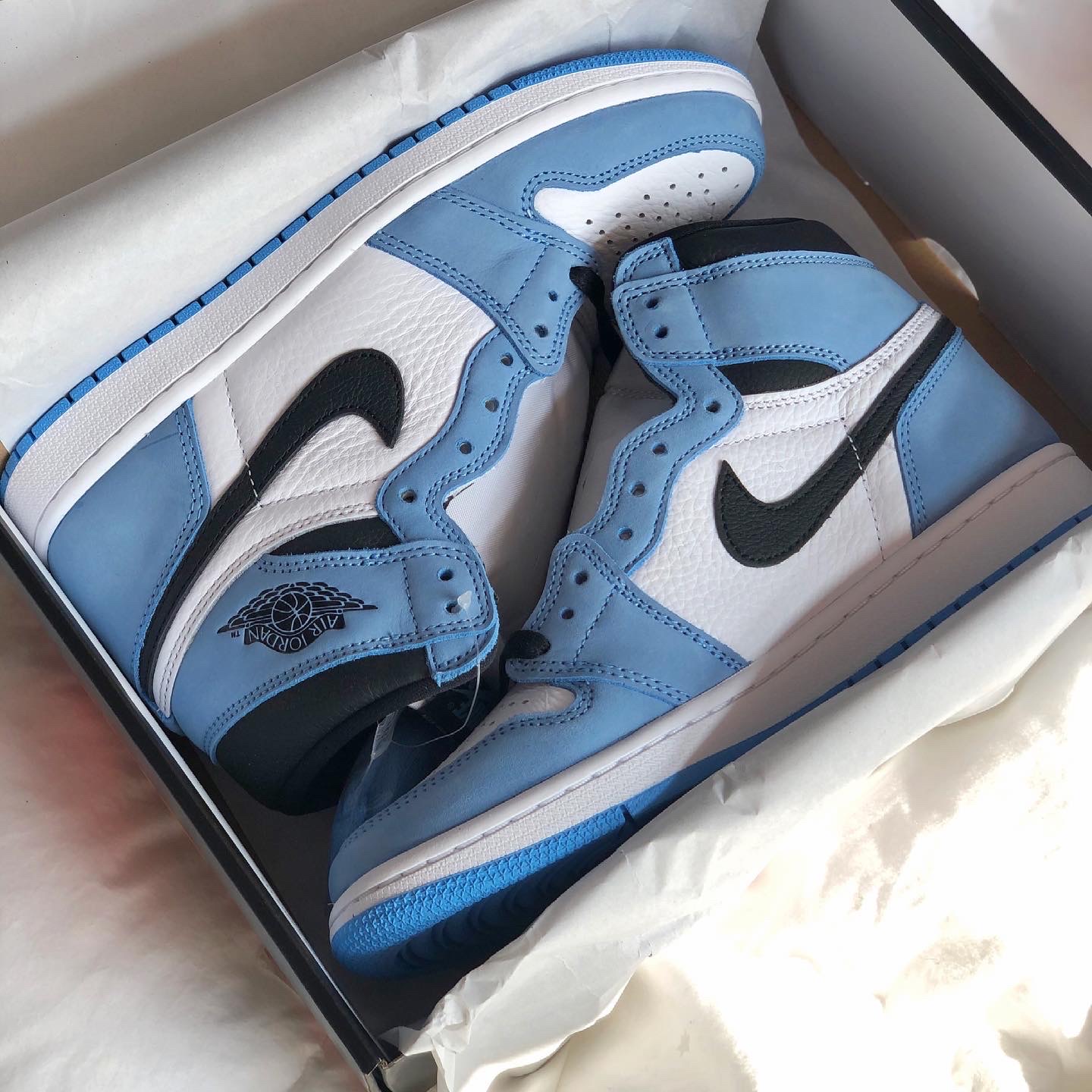 Jordan 1 Retro High OG University Blue 착용 스타일 - 1