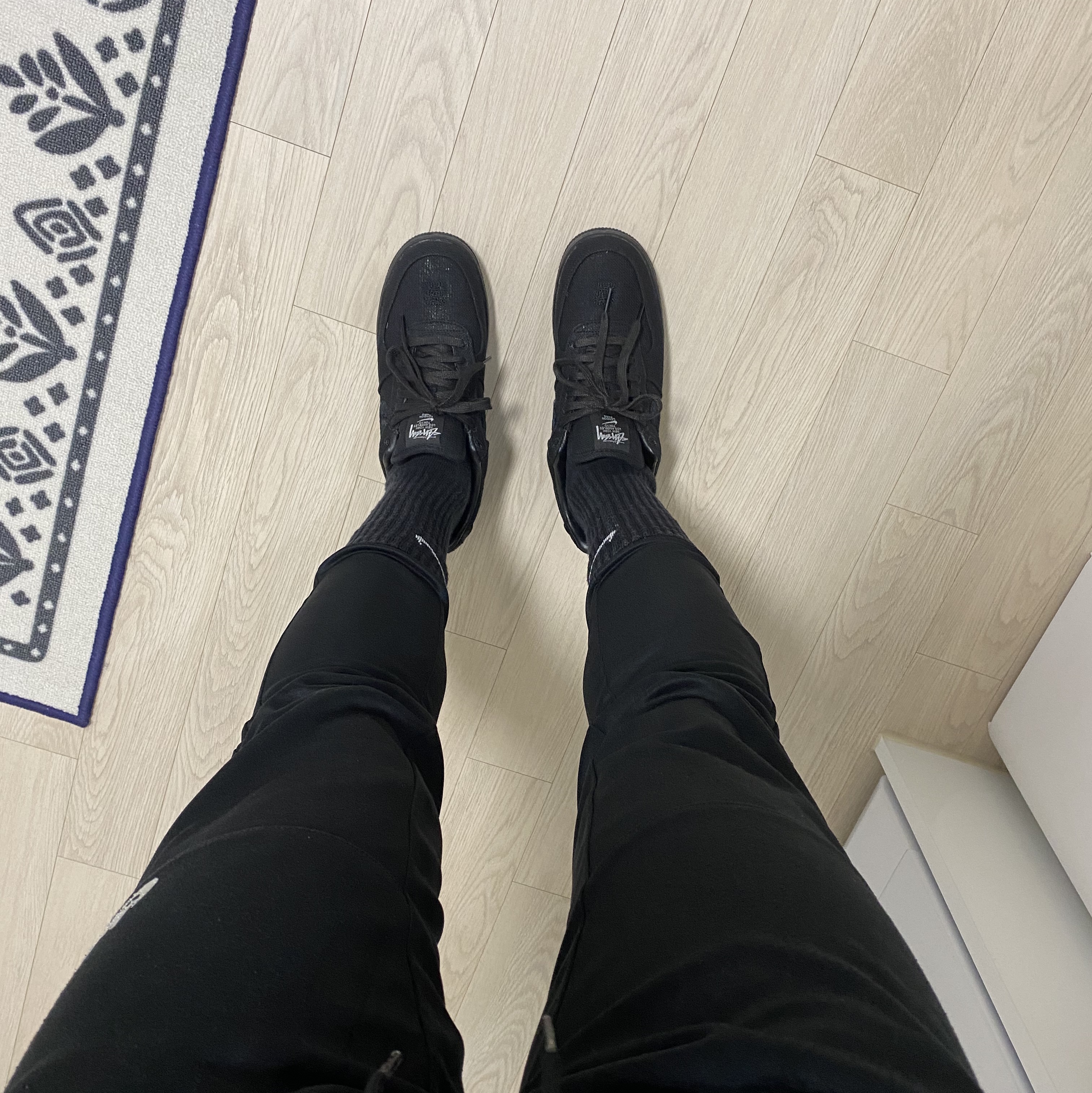 Nike x Stussy Air Force 1 Low Triple Black 착용 스타일 - 2