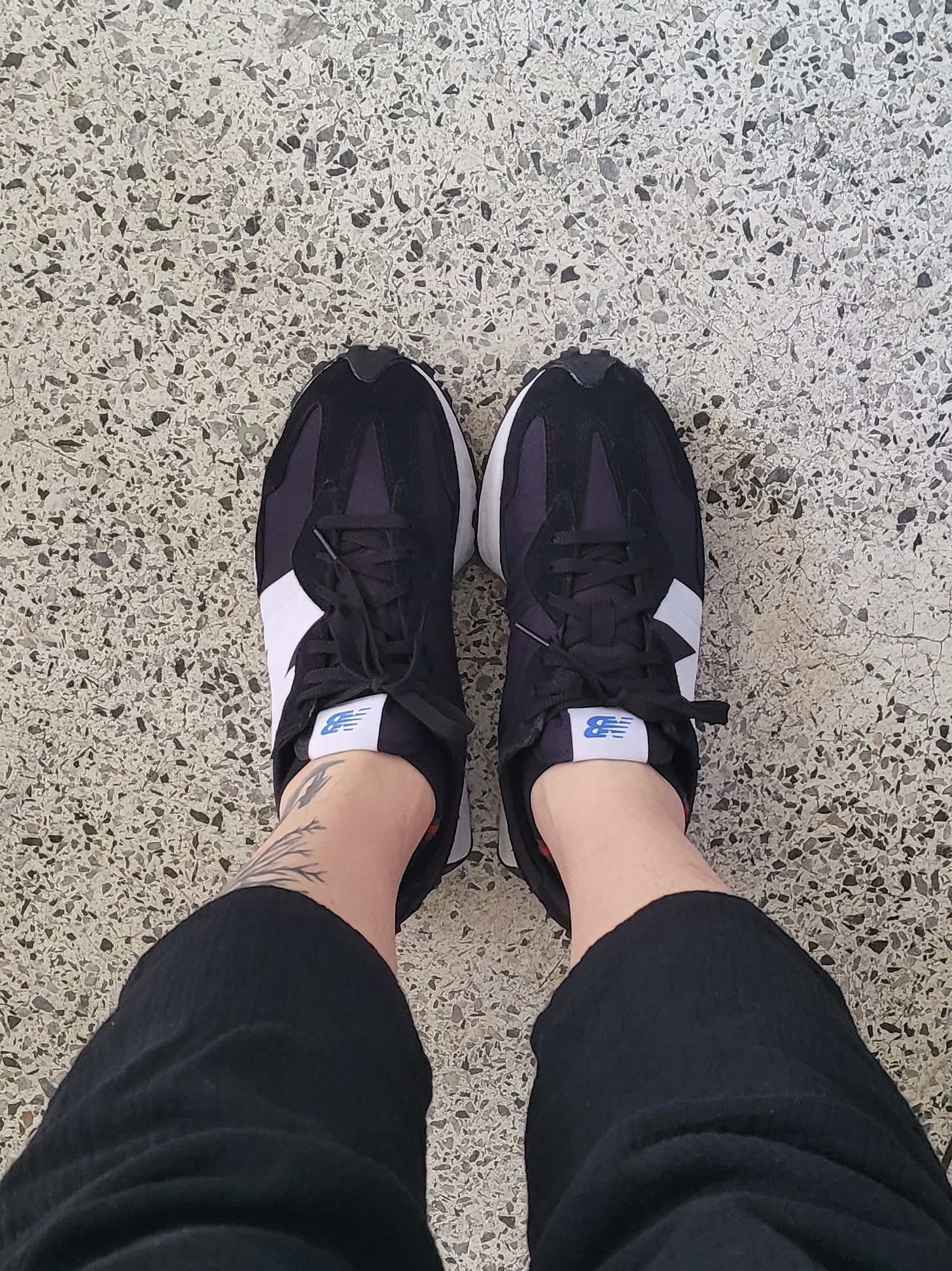 New Balance 327 Black, New Balance 327 Multicolor A 착용 스타일 - 1