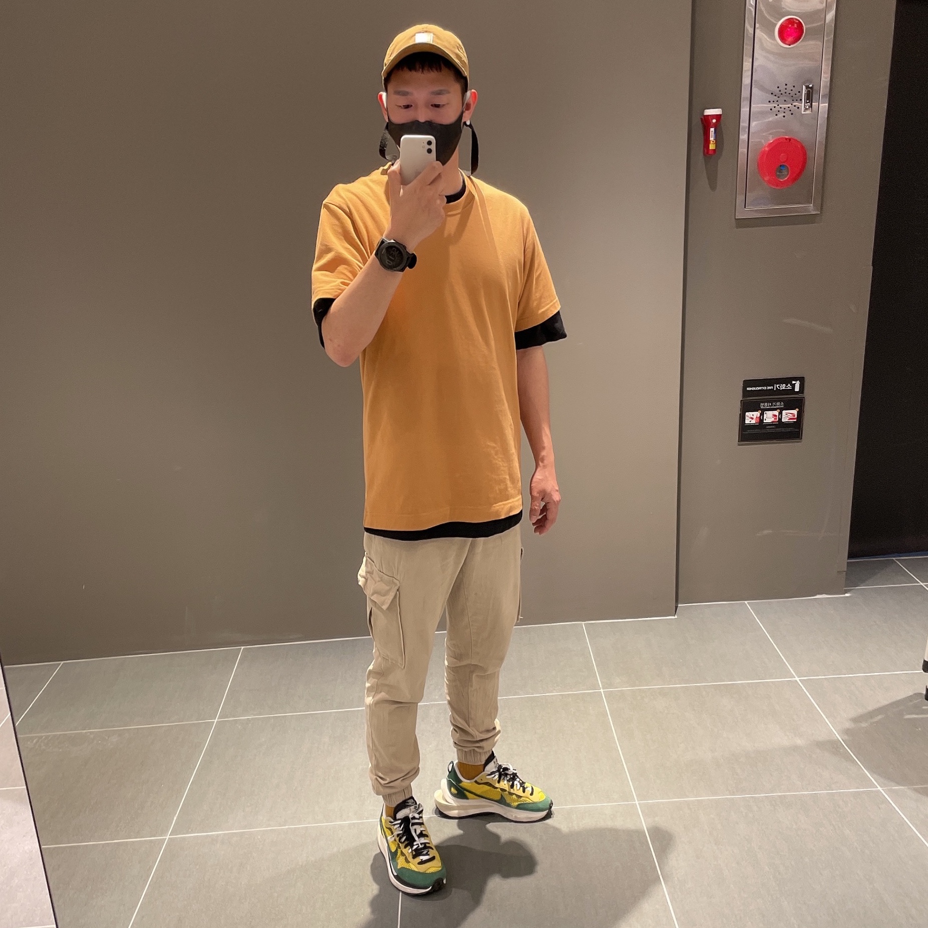 Nike x Sacai VaporWaffle Tour Yellow & Gorge Green Sail 착용 스타일