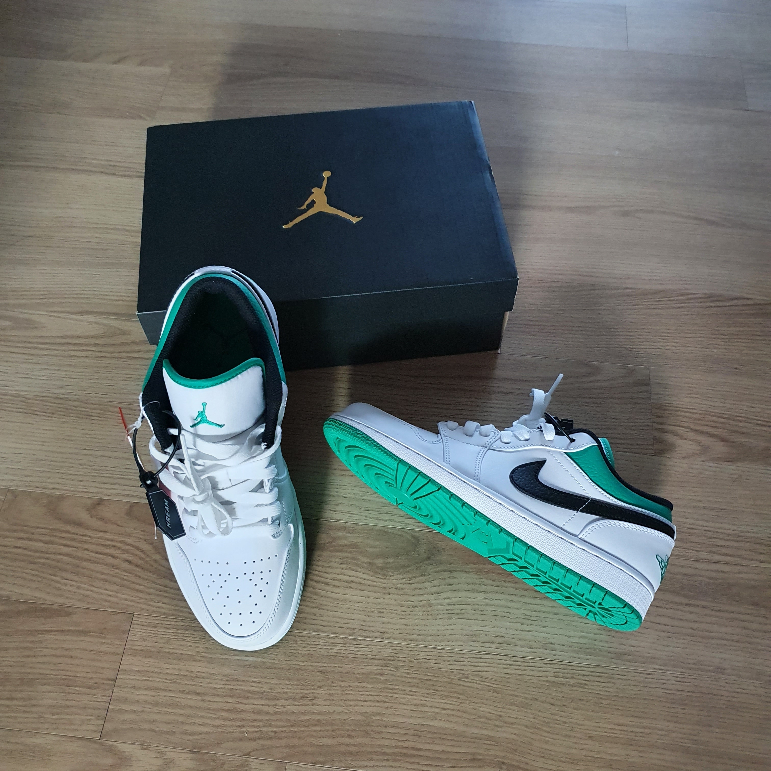 Jordan 1 Low White Lucky Green 착용 스타일 - 1