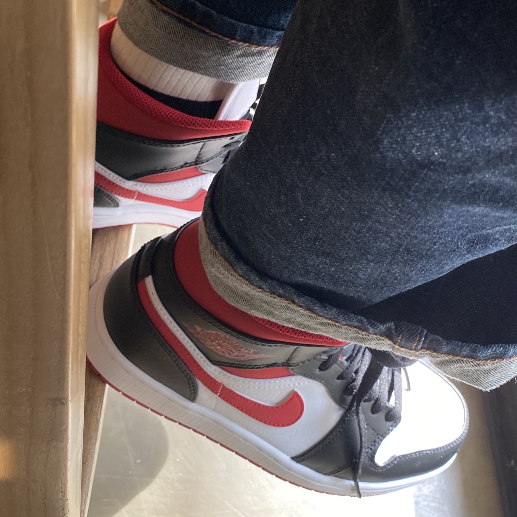 Jordan 1 Mid Gym Red Black White 착용 스타일