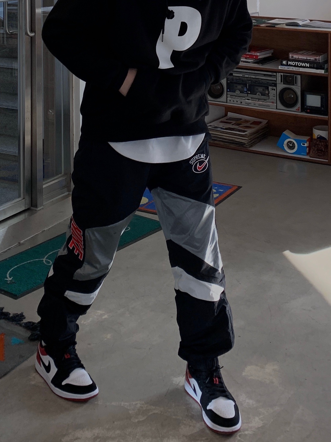 Jordan 1 Low Black Toe, Supreme x Nike Warm Up Pants Silver - 19SS 착용 스타일