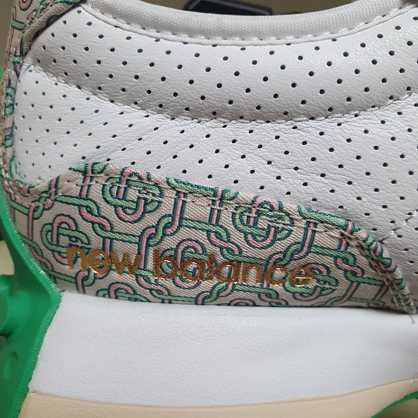 New Balance x Casablanca 327 Idealist Monogram White Green 착용 스타일 - 5