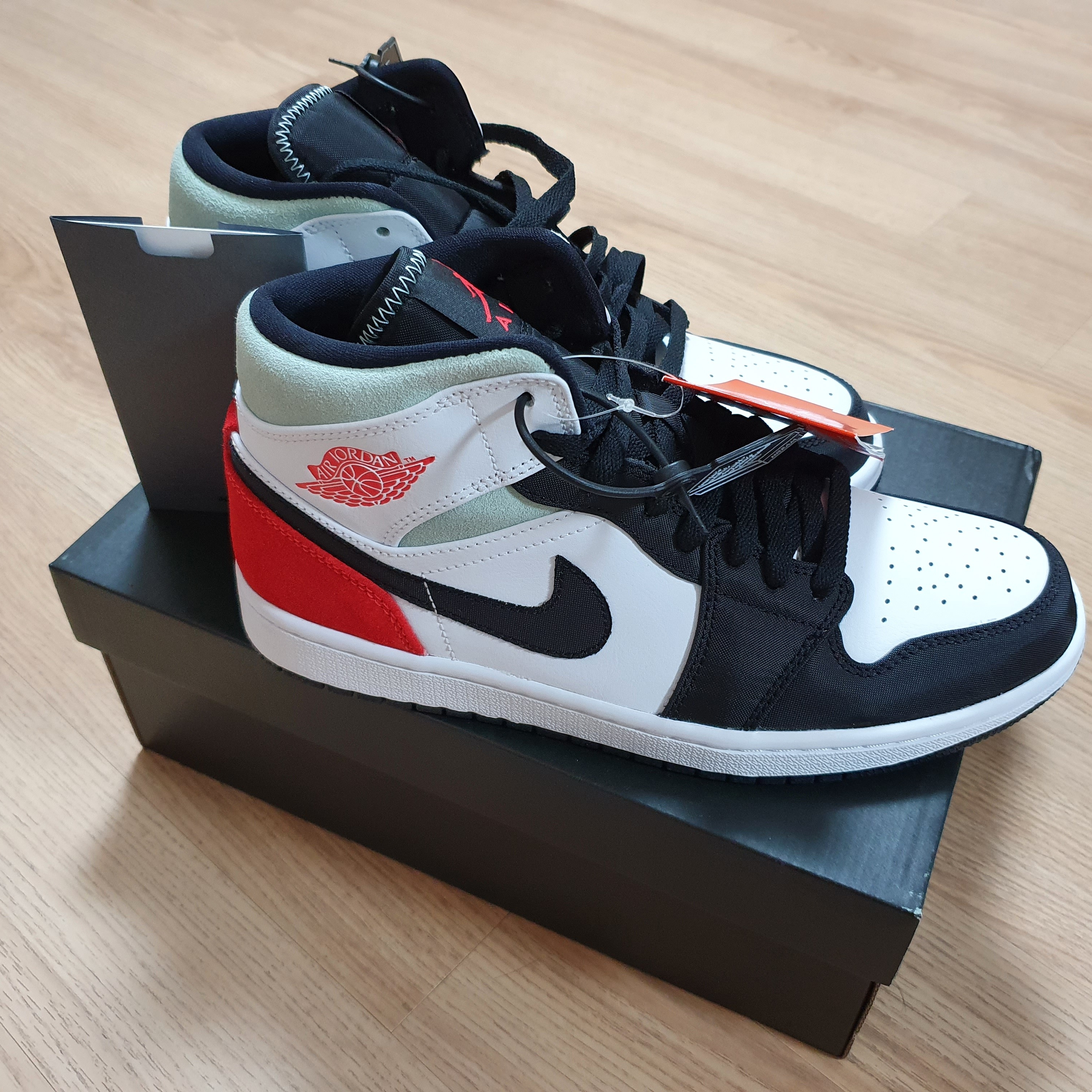 Jordan 1 Mid SE Track Red 착용 스타일 - 3