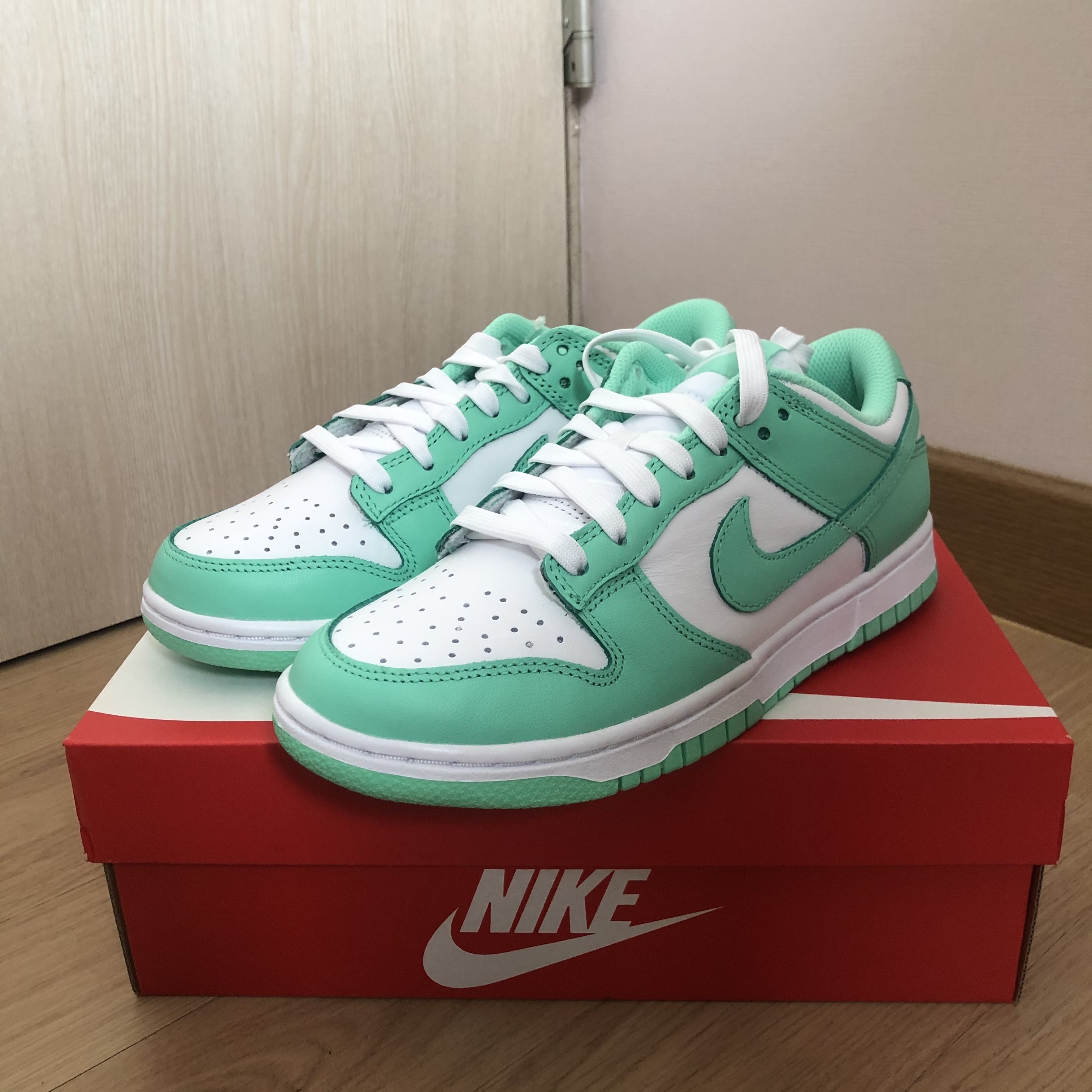 (W) Nike Dunk Low Green Glow 착용 스타일 - 2