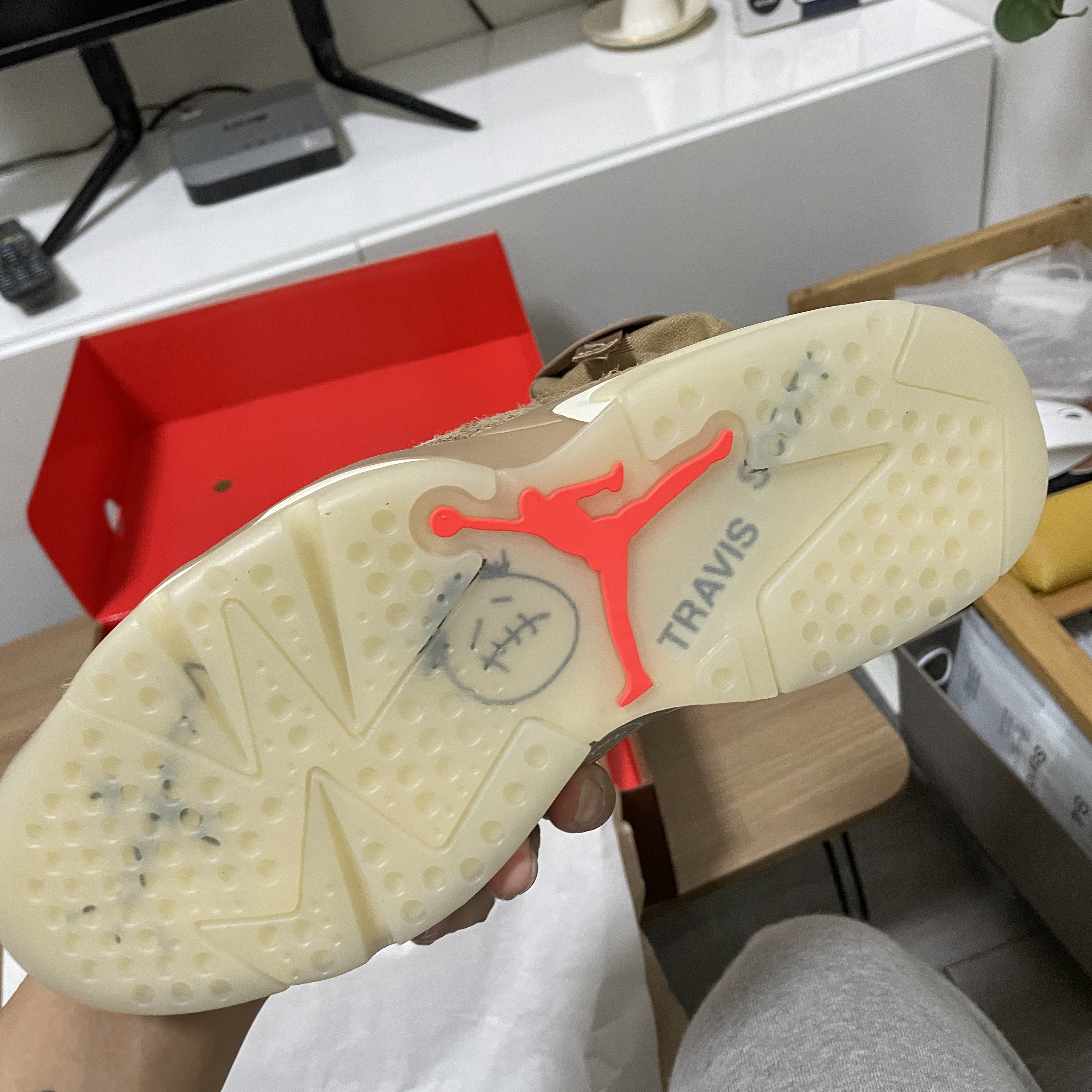 Jordan 6 x Travis Scott Retro SP British Khaki 착용 스타일 - 2