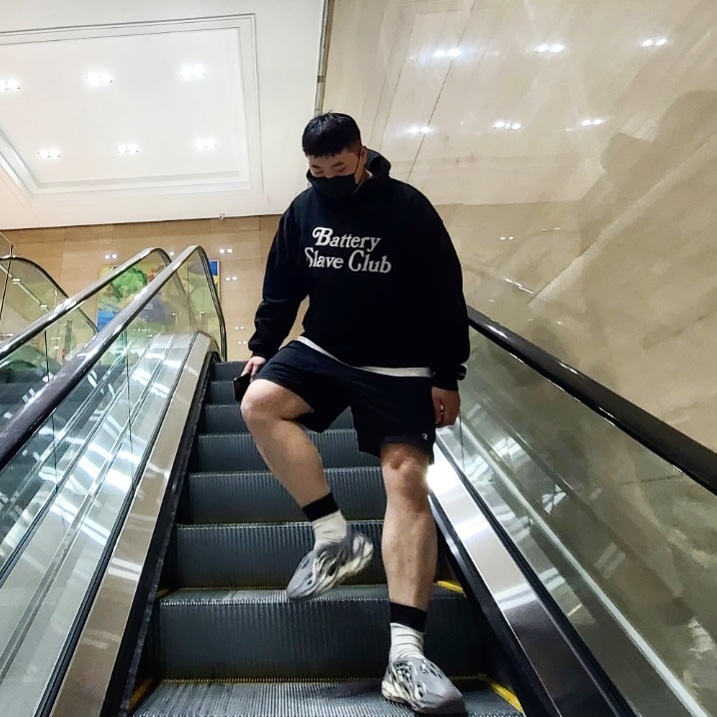Adidas Yeezy Foam RNNR MXT Moon Gray 착용 스타일