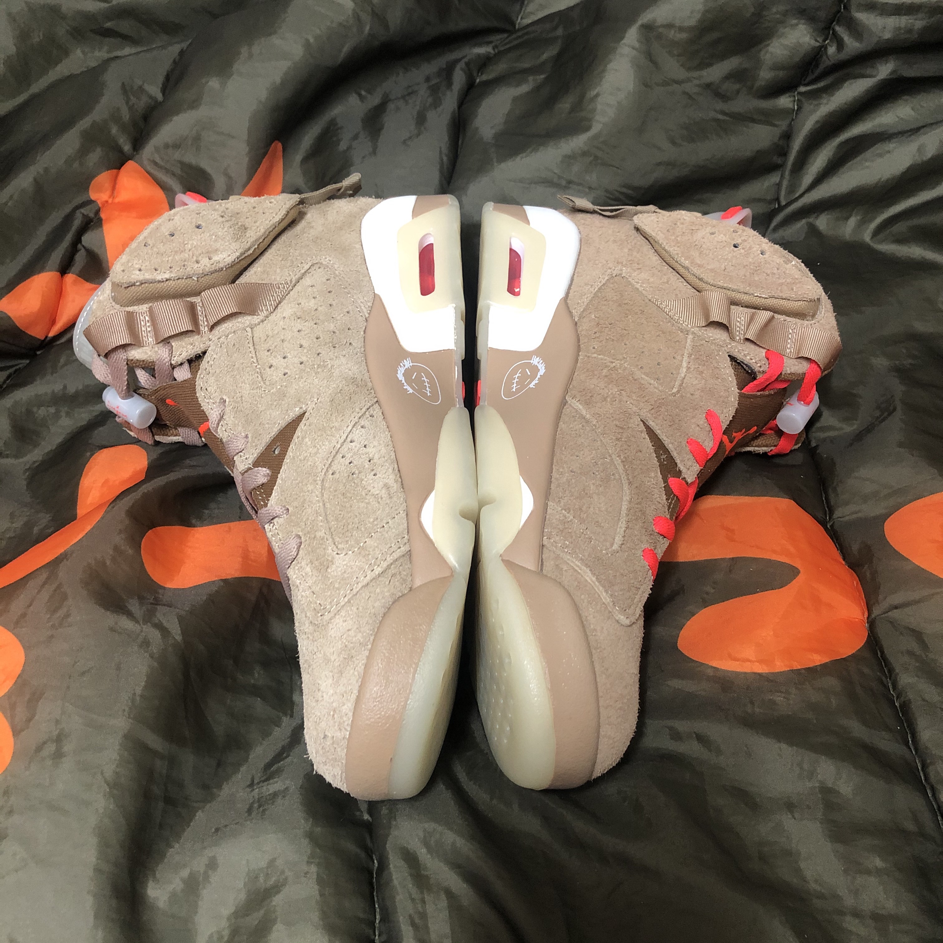 Jordan 6 x Travis Scott Retro SP British Khaki 착용 스타일 - 3