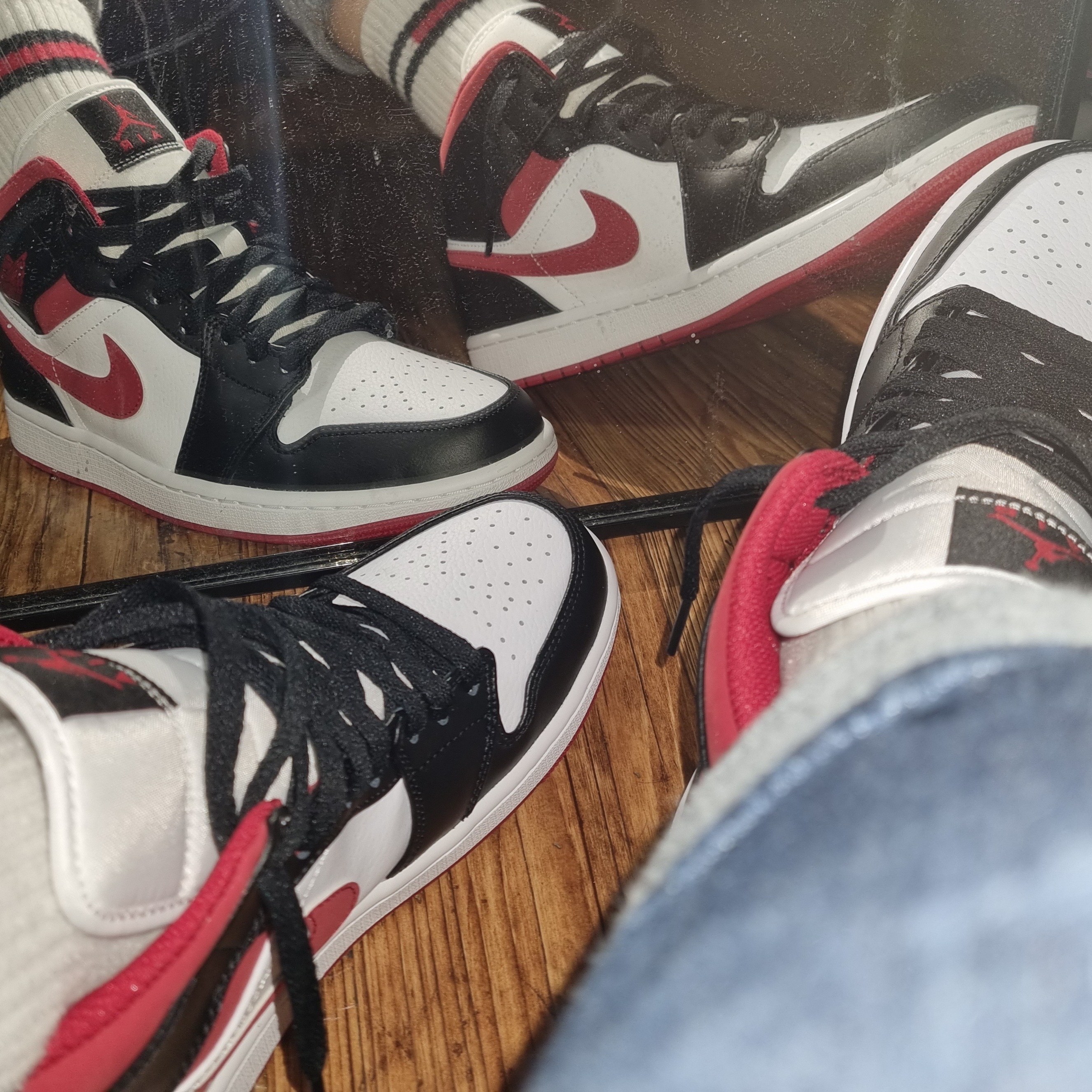 Jordan 1 Mid Gym Red Black White 착용 스타일