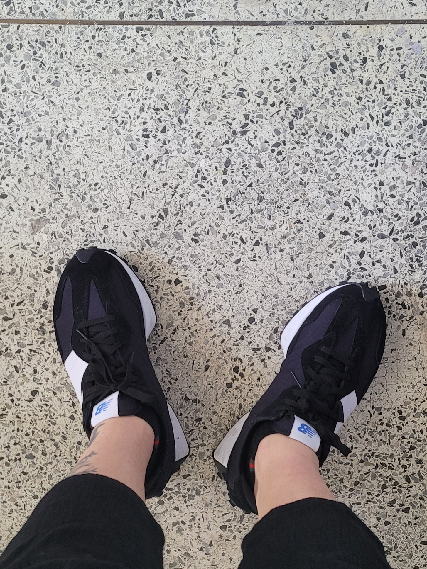 New Balance 327 Black, New Balance 327 Multicolor A 착용 스타일 - 2