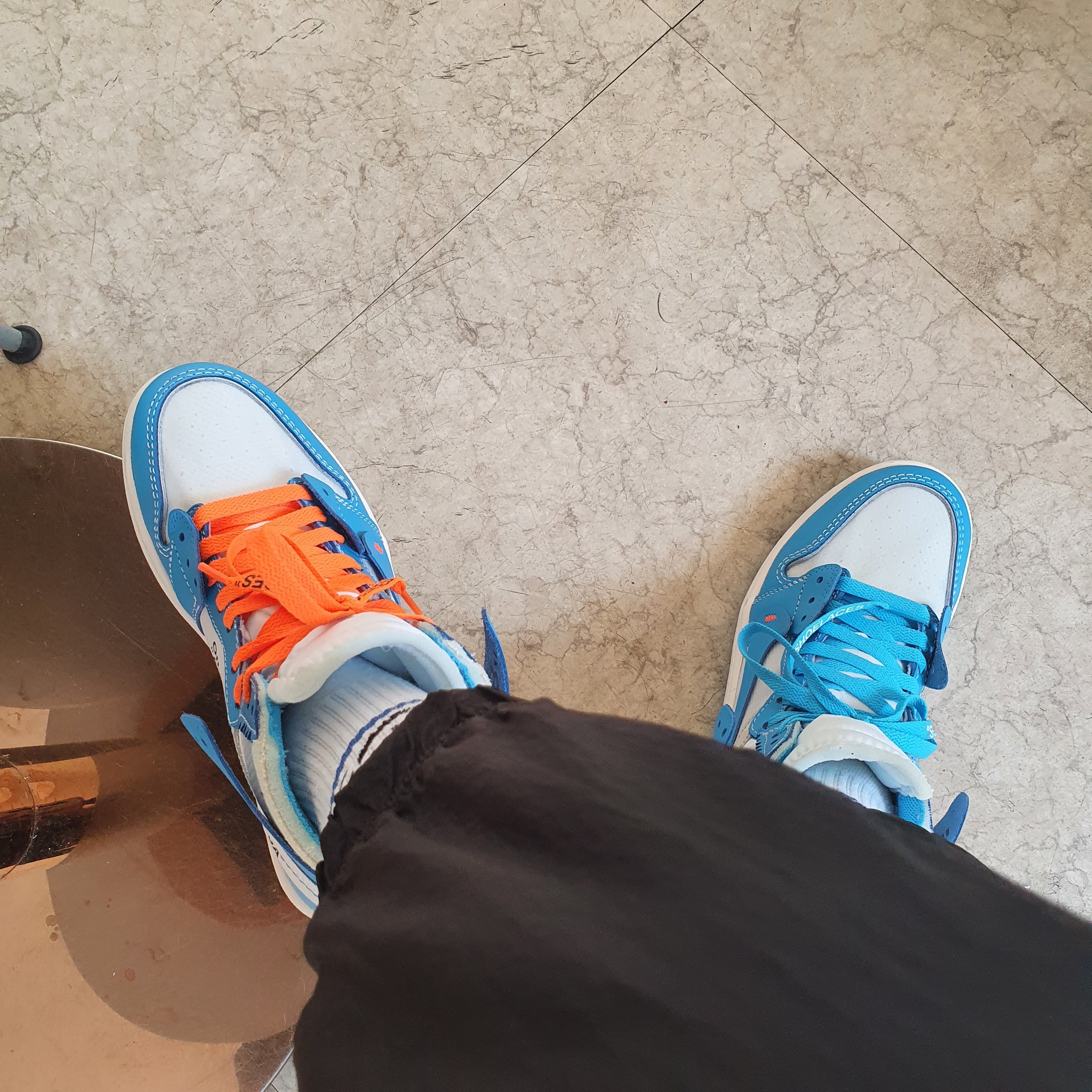 Jordan 1 x Off-White Retro High University Blue 착용 스타일 - 2