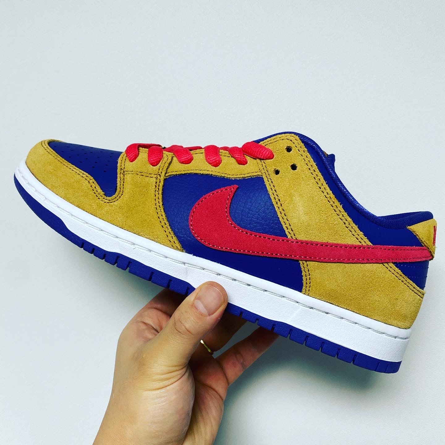 Nike SB Dunk Low Pro Wheat and Purple 착용 스타일 - 1