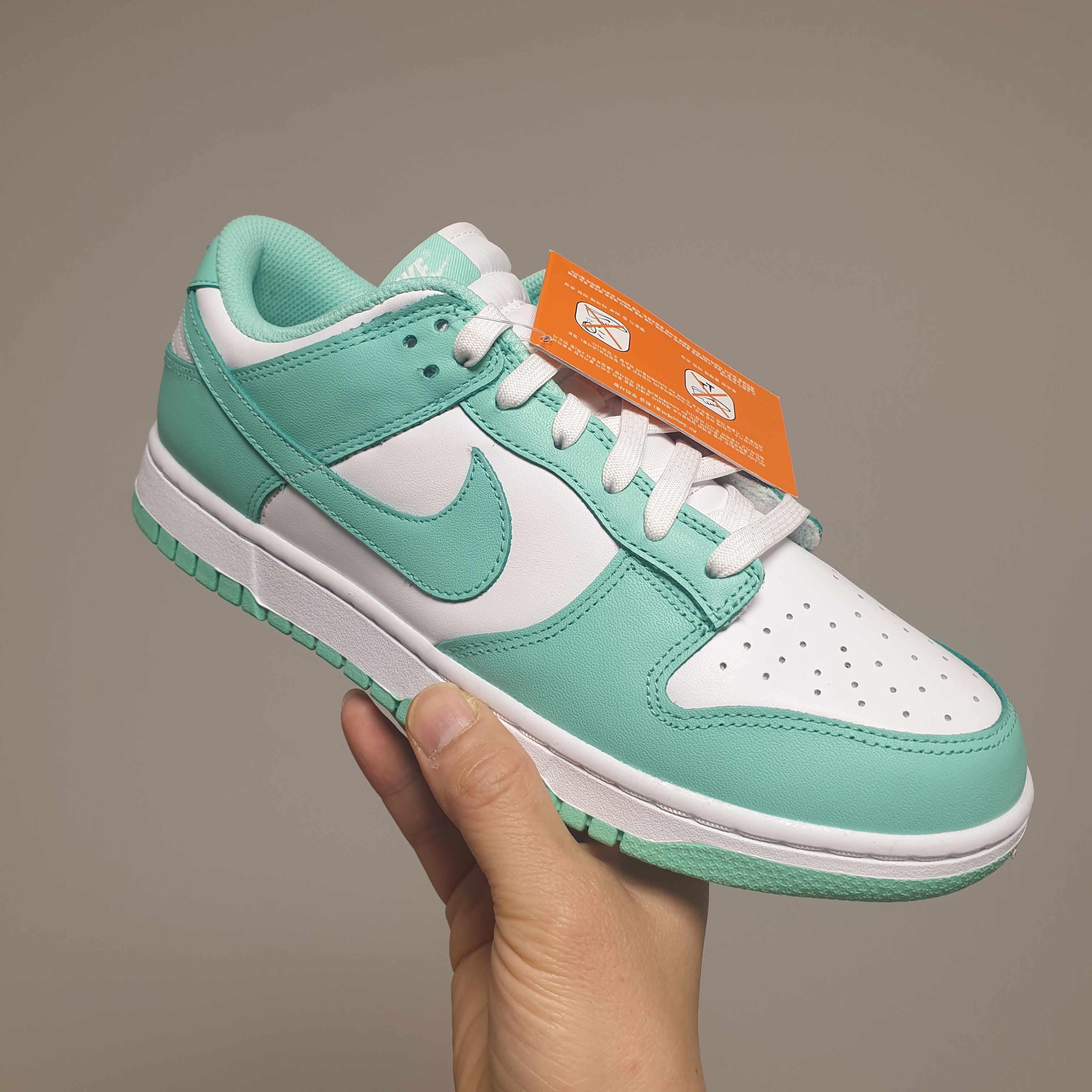 (W) Nike Dunk Low Green Glow 착용 스타일 - 1
