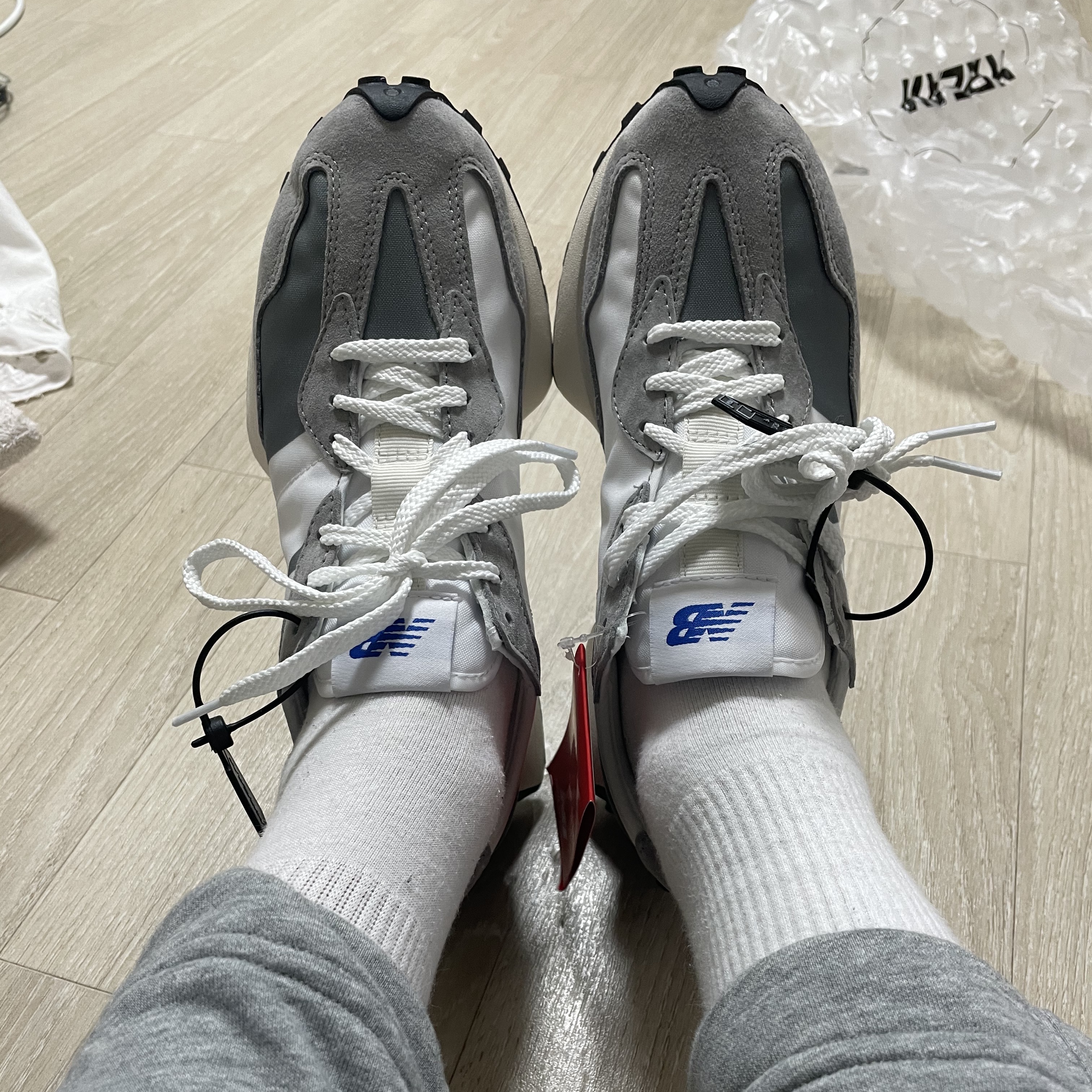 New Balance 327 Grey 착용 스타일