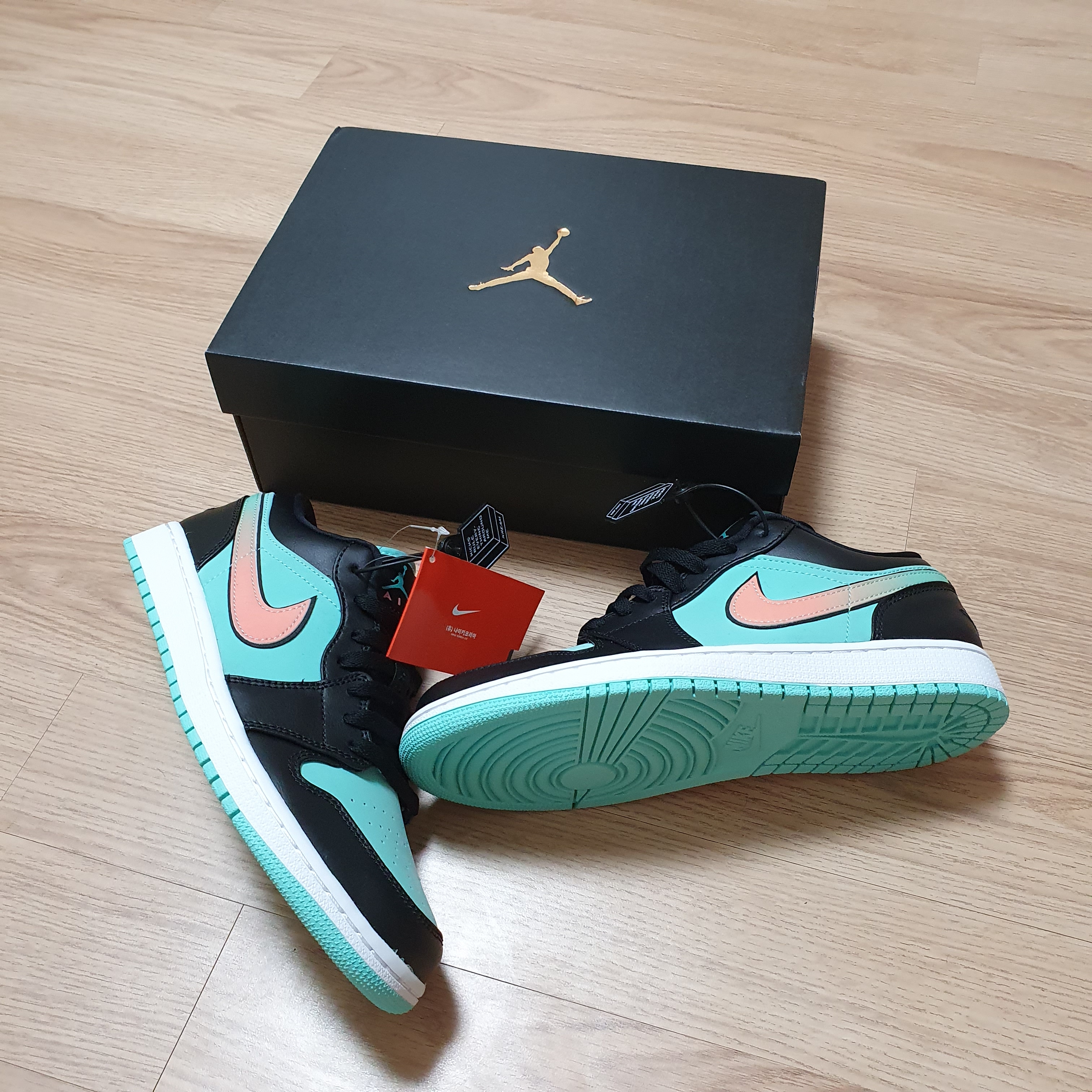 Jordan 1 Low SE Tropical Twist 착용 스타일 - 2
