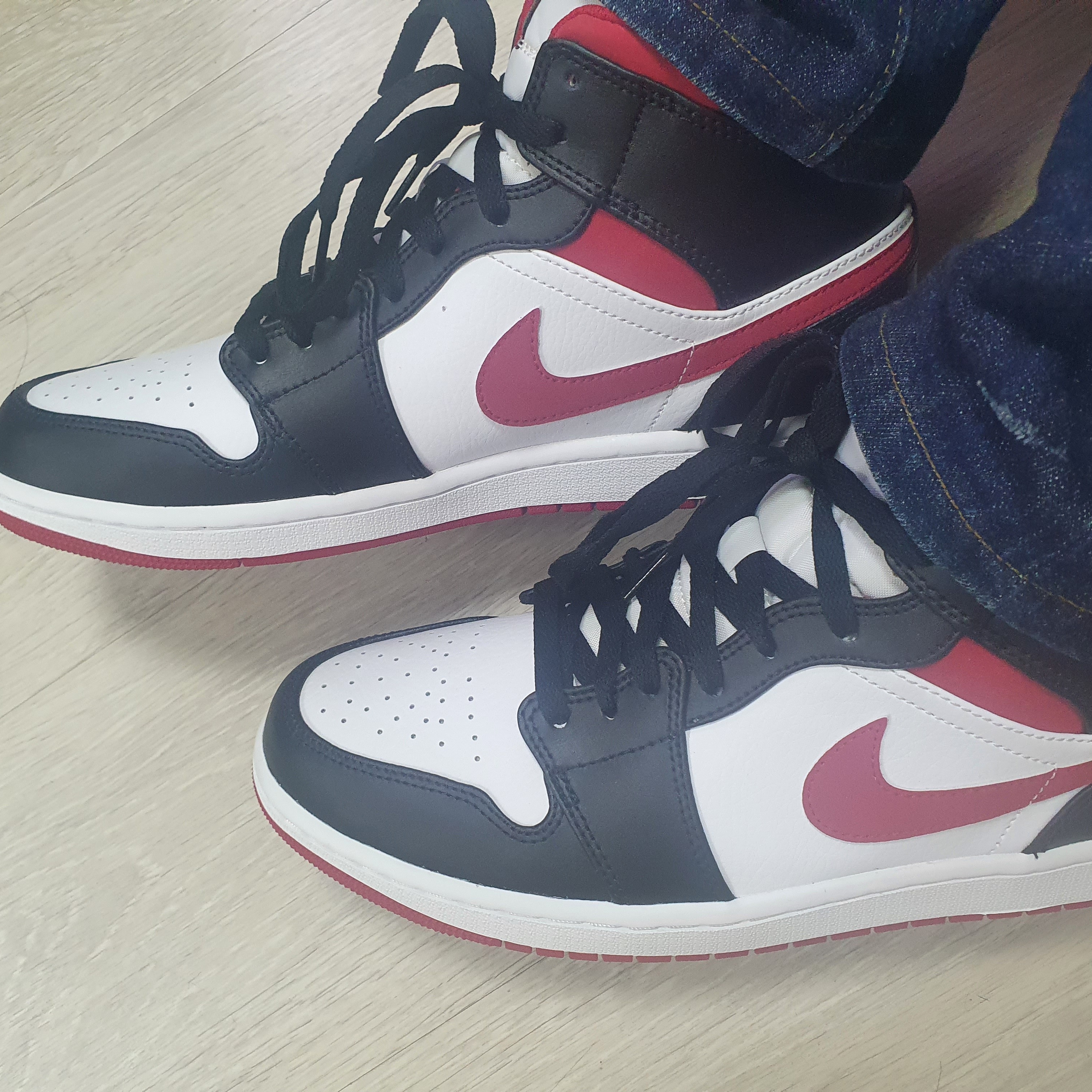 Jordan 1 Mid Gym Red Black White 착용 스타일 - 1