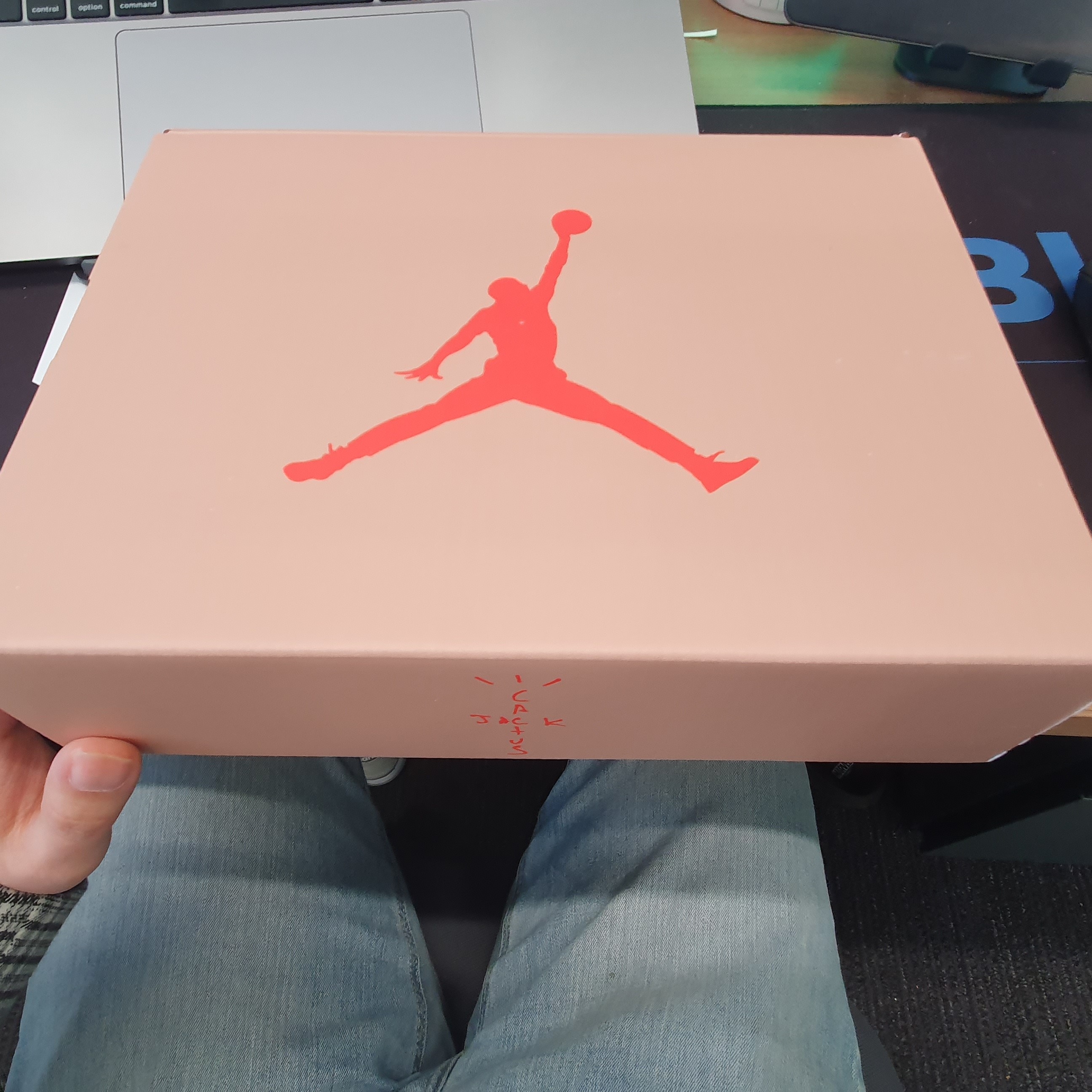 (PS) Jordan 6 x Travis Scott Retro SP British Khaki 착용 스타일 - 1