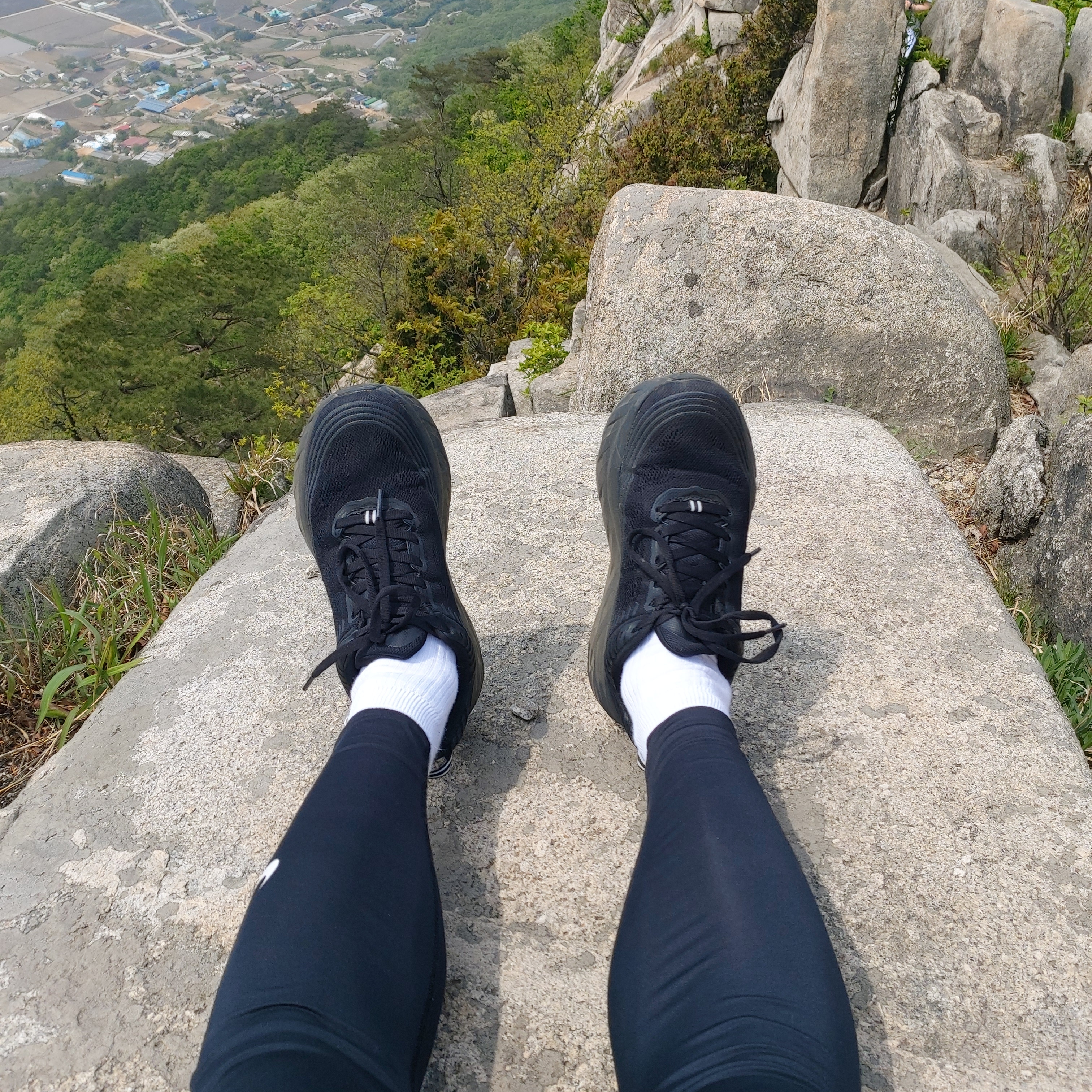 Hoka Bondi 6 Black 착용 스타일 - 1