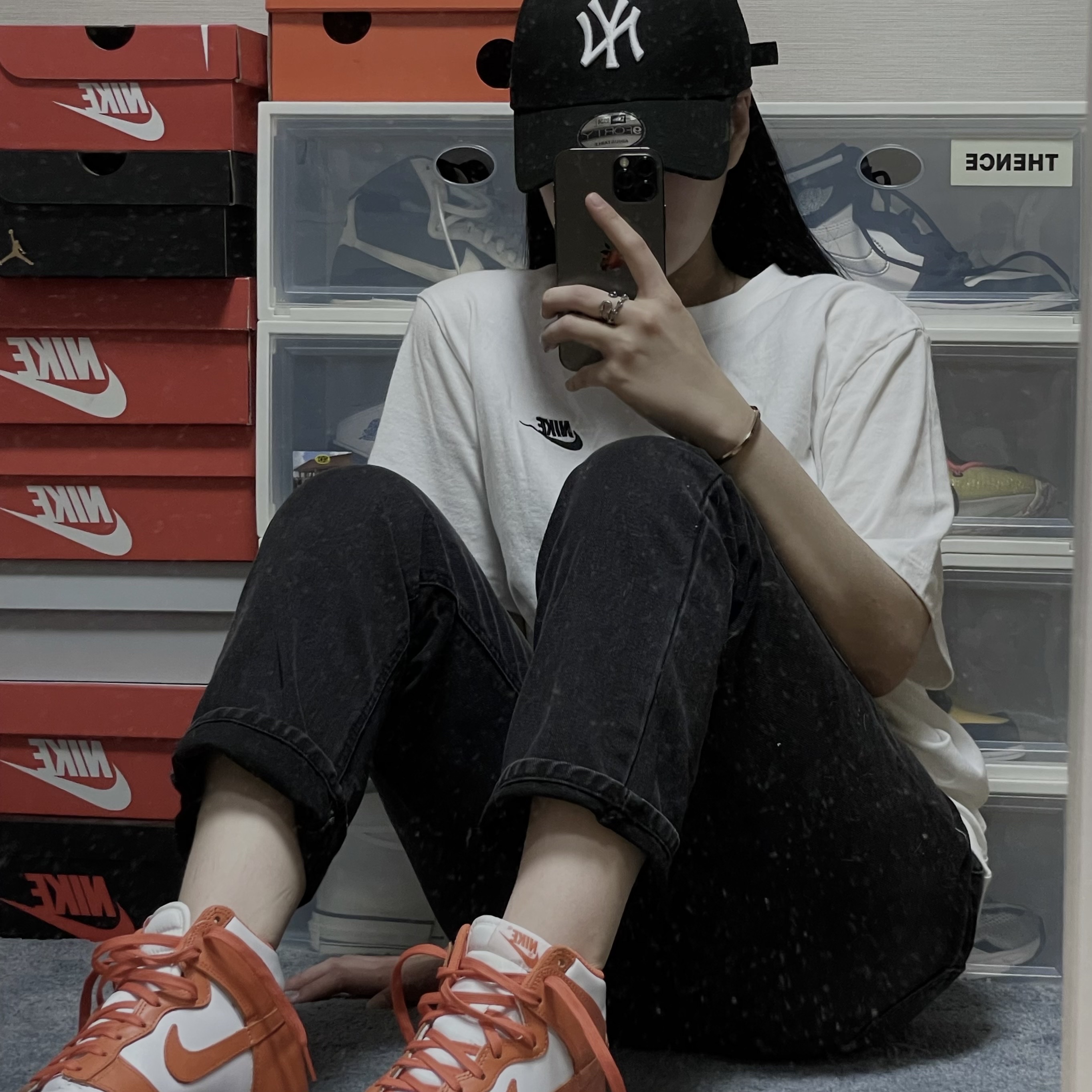 (W) Nike Dunk High Orange Blaze, (GS) Jordan 1 Retro High OG CO.JP Midnight Navy 착용 스타일