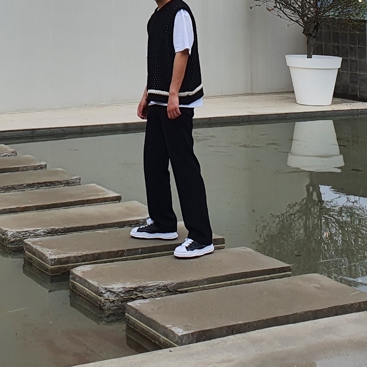 Maison Mihara Yasuhiro Blakey OG Sole Leather Low-top Sneakers Black 착용 스타일 - 1