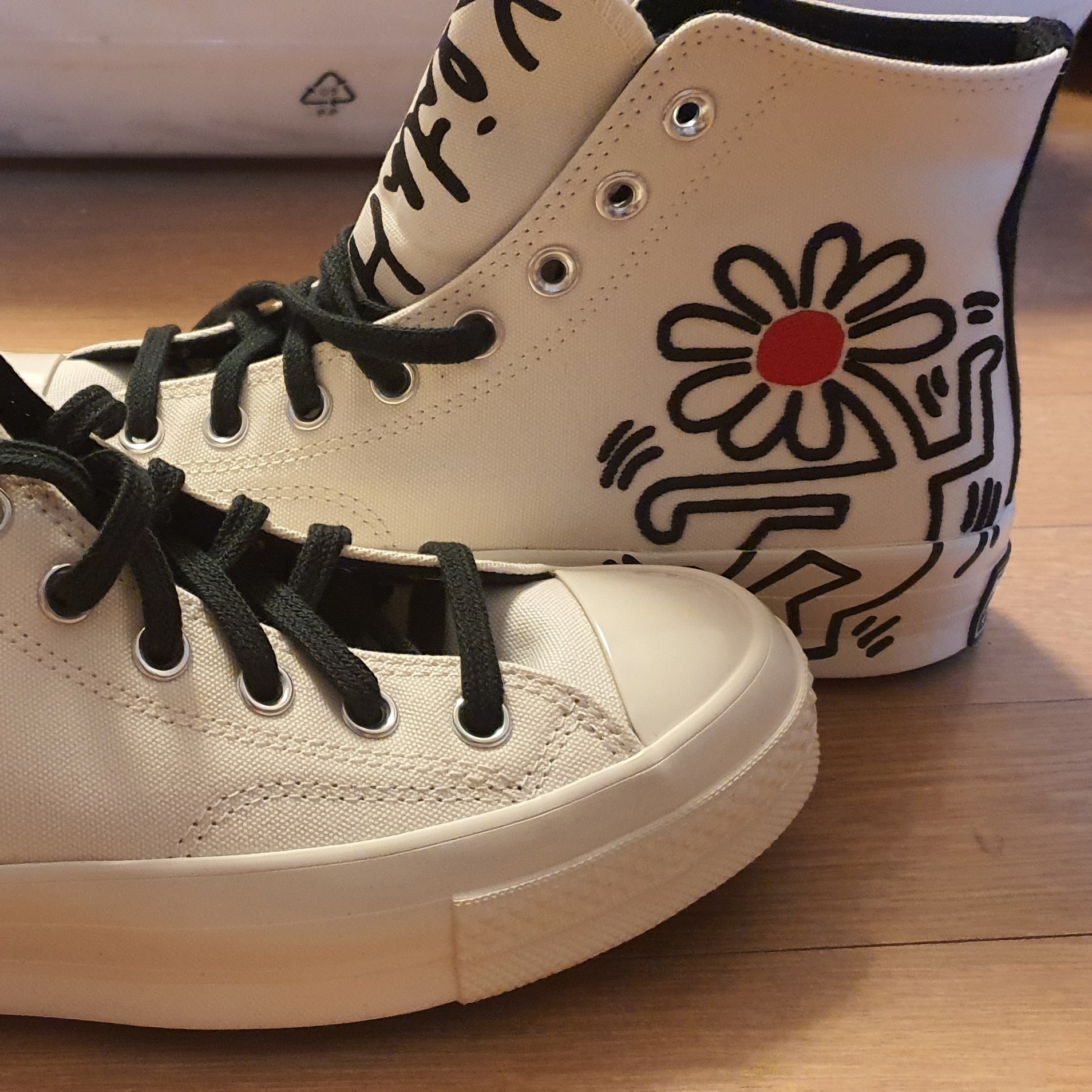 Converse x Keith Haring Chuck 70 High White, Converse x Keith Haring Run Star Hike Hi Black Red 착용 스타일 - 1