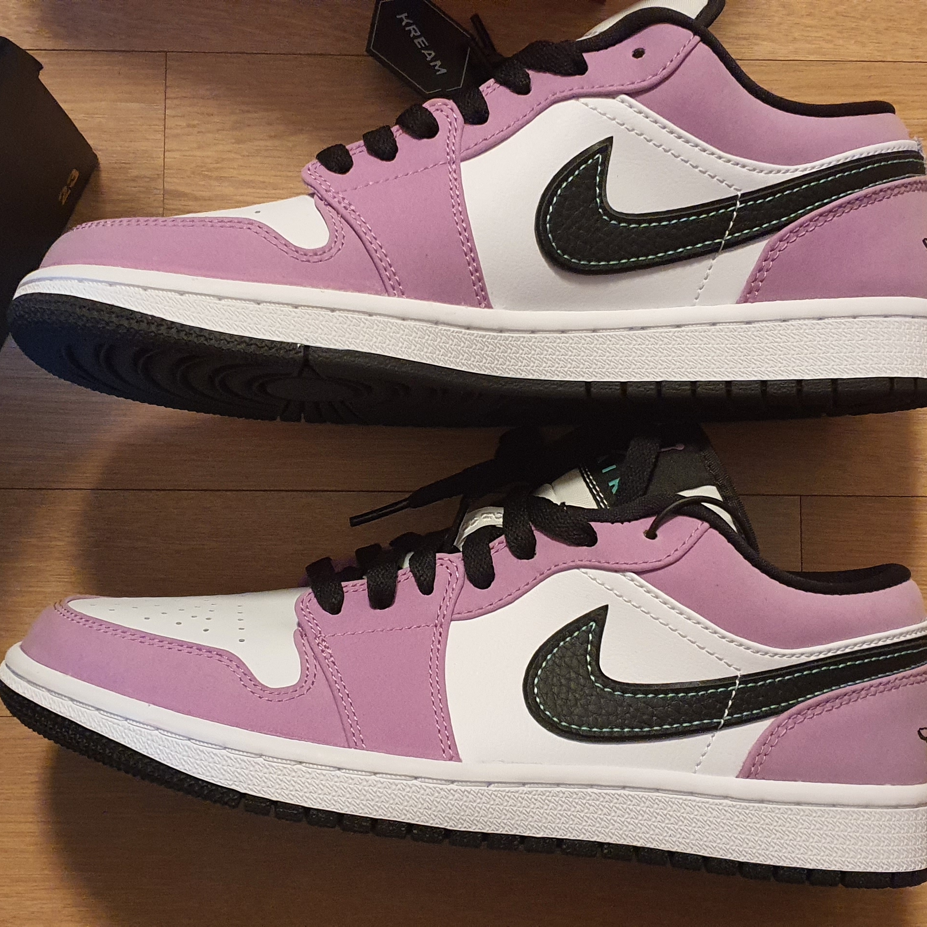 Jordan 1 Low SE Violet Shock 착용 스타일 - 2