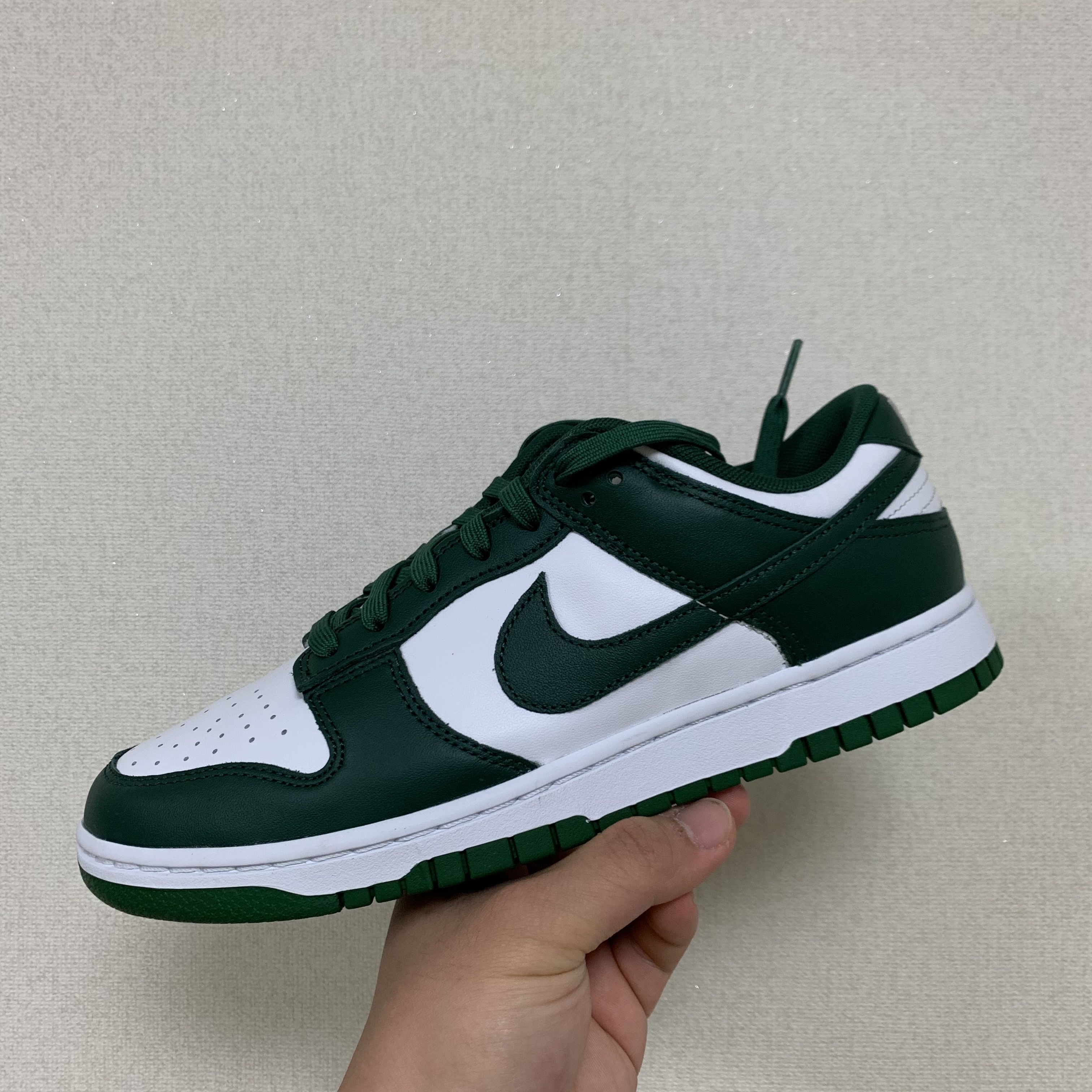Nike Dunk Low Retro Varsity Green 착용 스타일