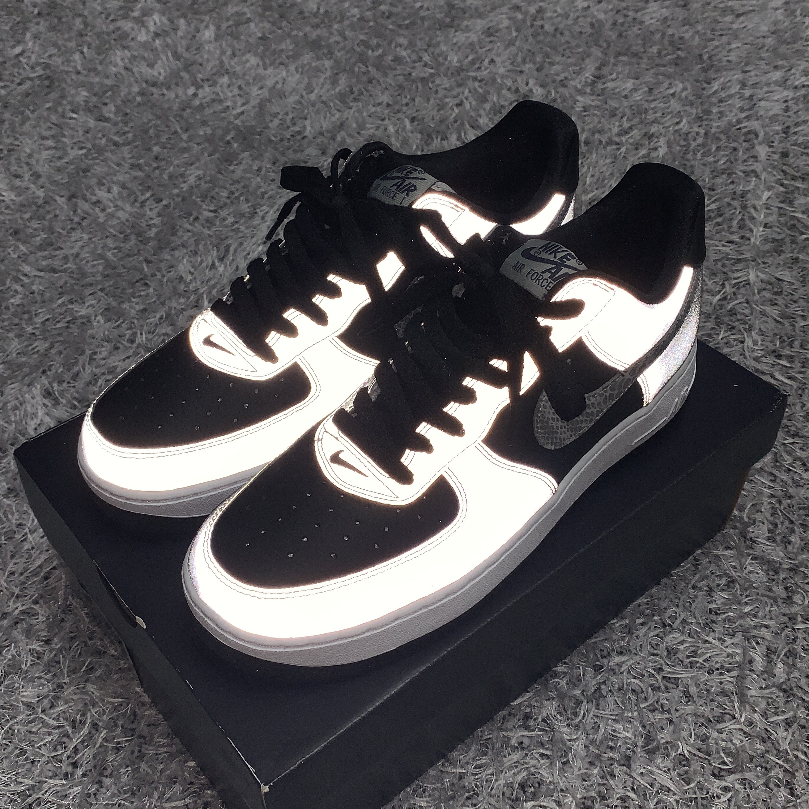 Nike Air Force 1 B Silver Snake 착용 스타일 - 2