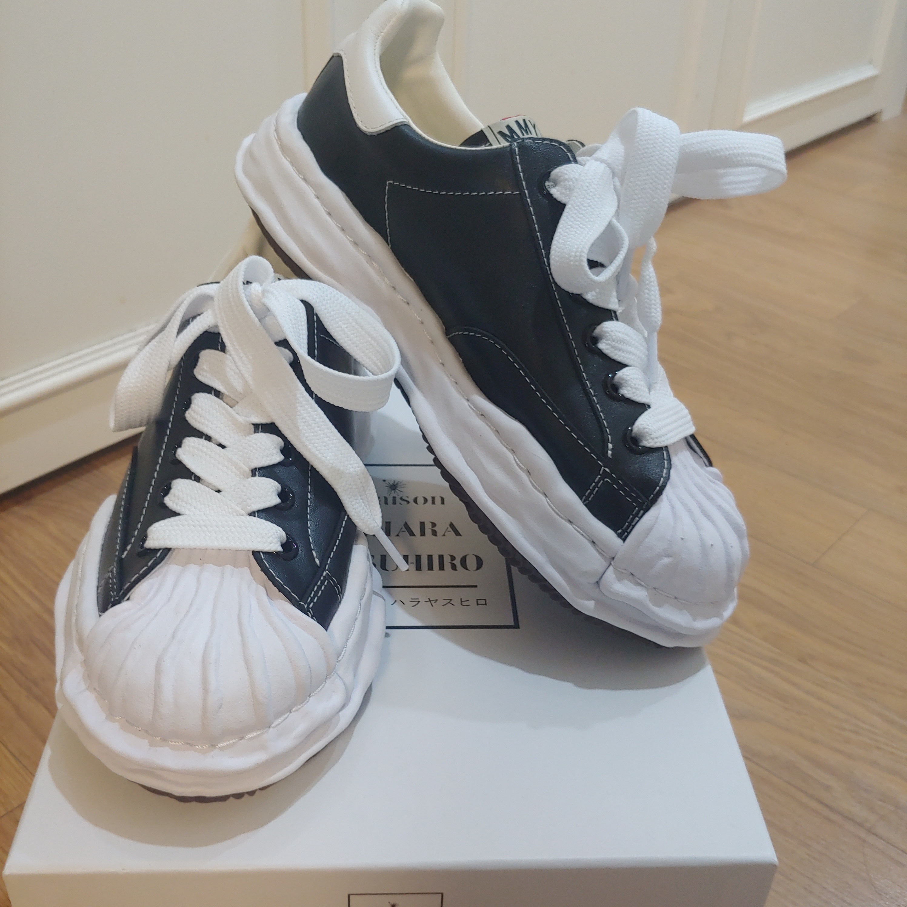 Maison Mihara Yasuhiro Blakey OG Sole Leather Low-top Sneakers Black 착용 스타일 - 3