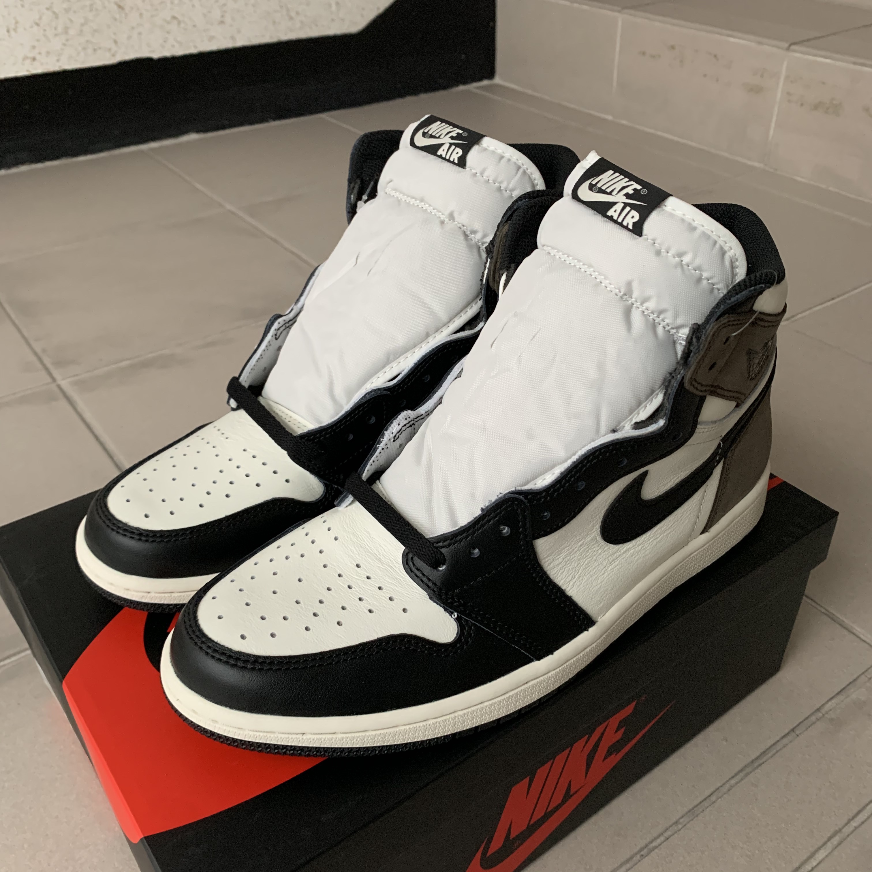 Jordan 1 Retro High OG Black Mocha 착용 스타일