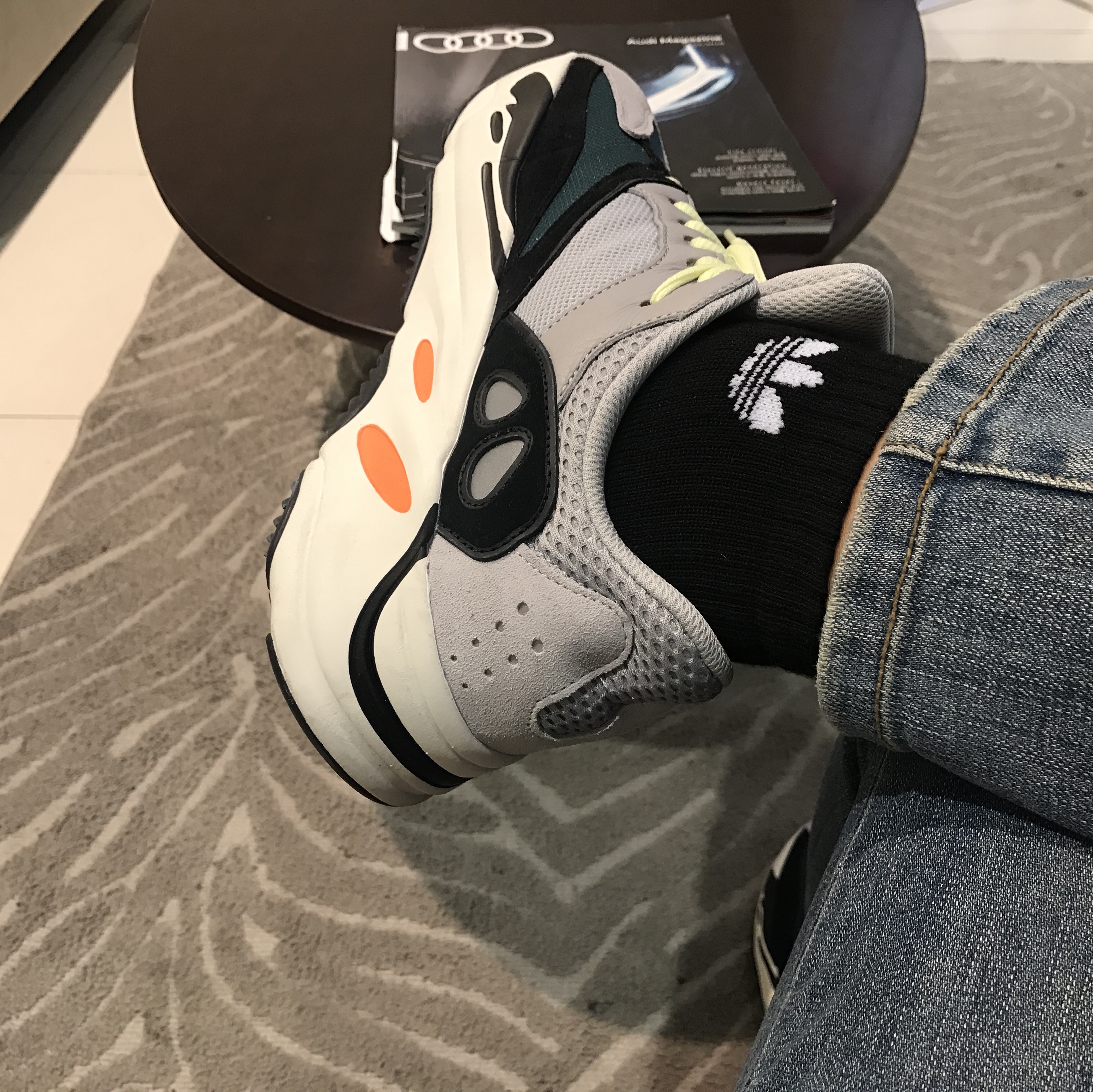 Adidas Yeezy Boost 700 Wave Runner Solid Grey 2017/2019 착용 스타일