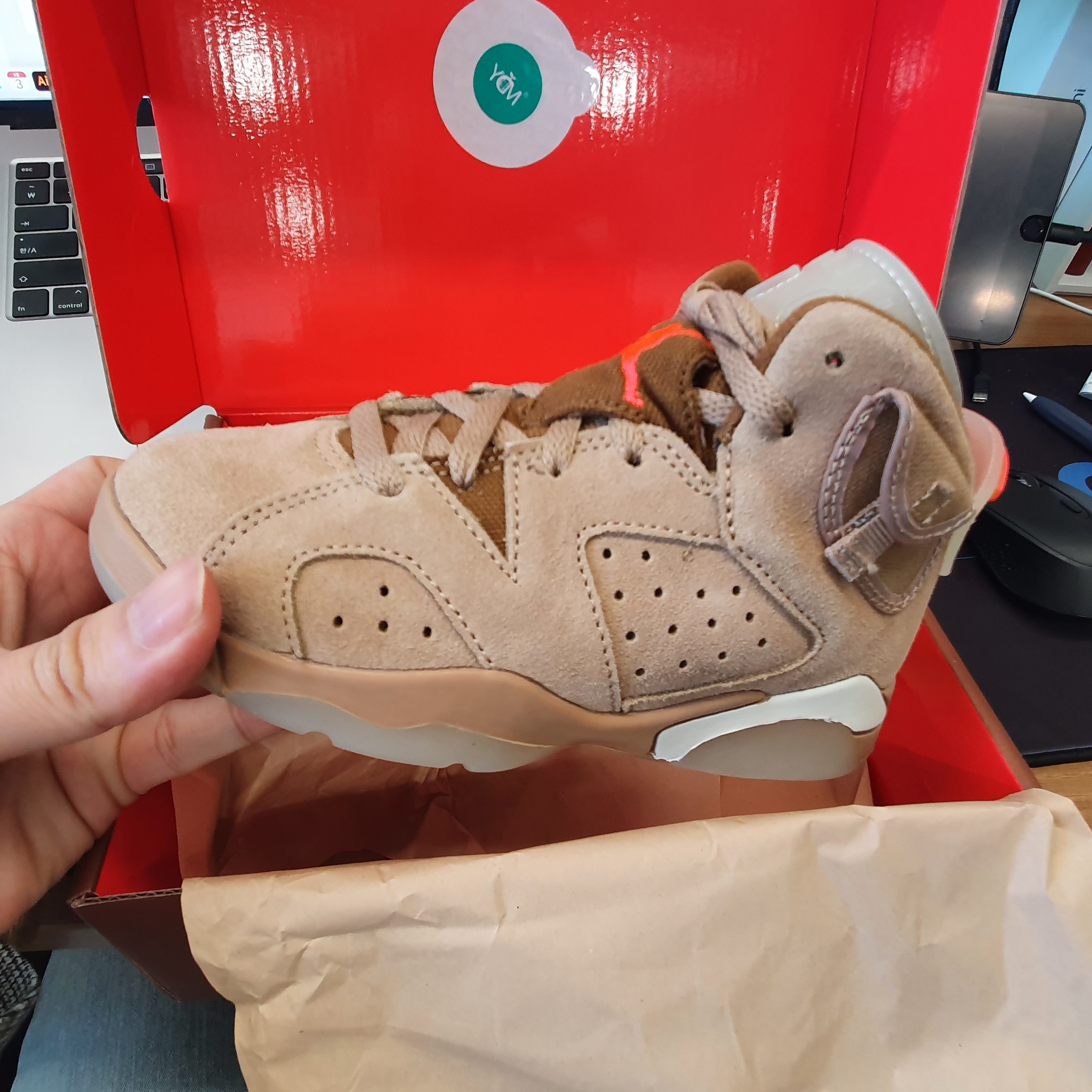 (PS) Jordan 6 x Travis Scott Retro SP British Khaki 착용 스타일 - 3