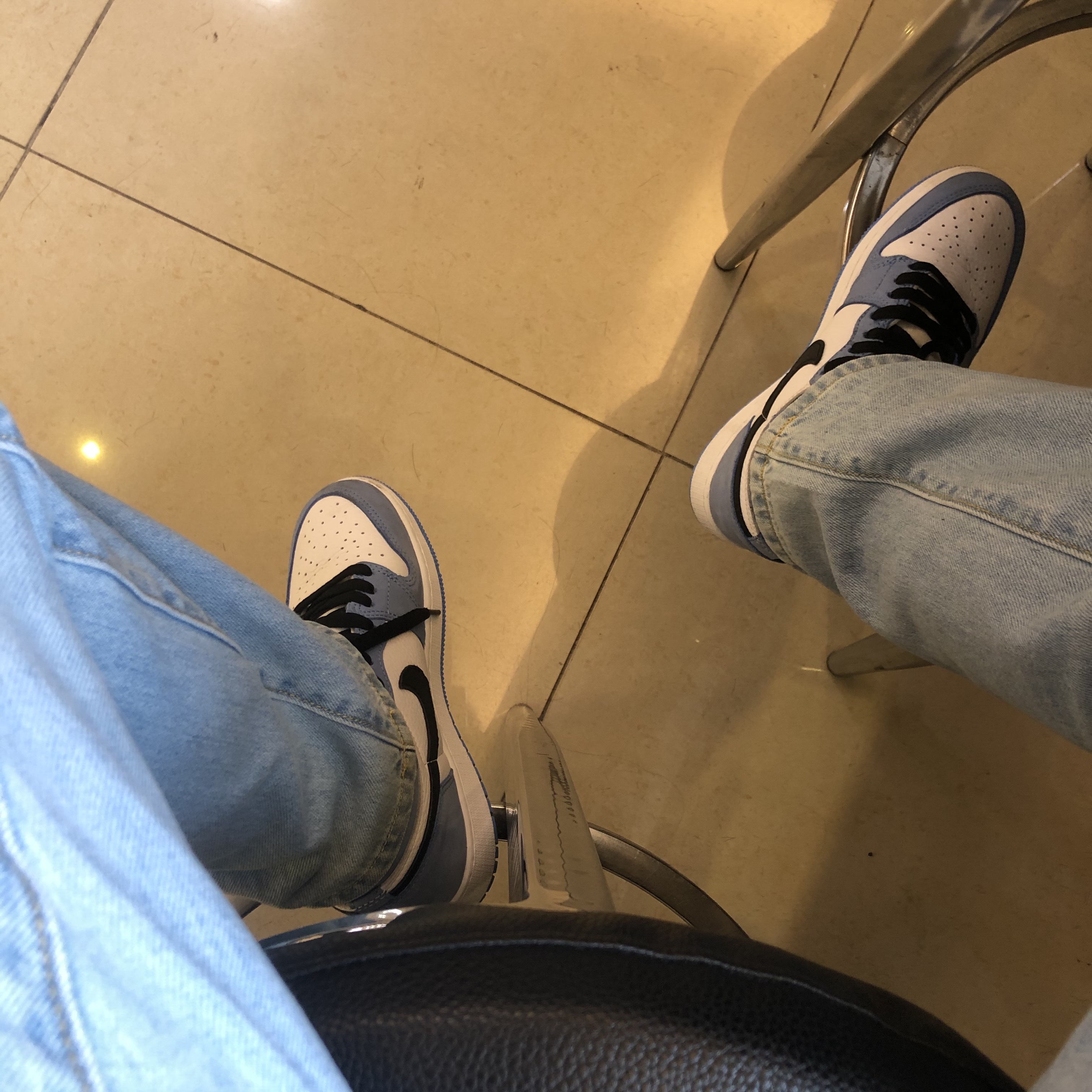 Jordan 1 Retro High OG University Blue 착용 스타일 - 2
