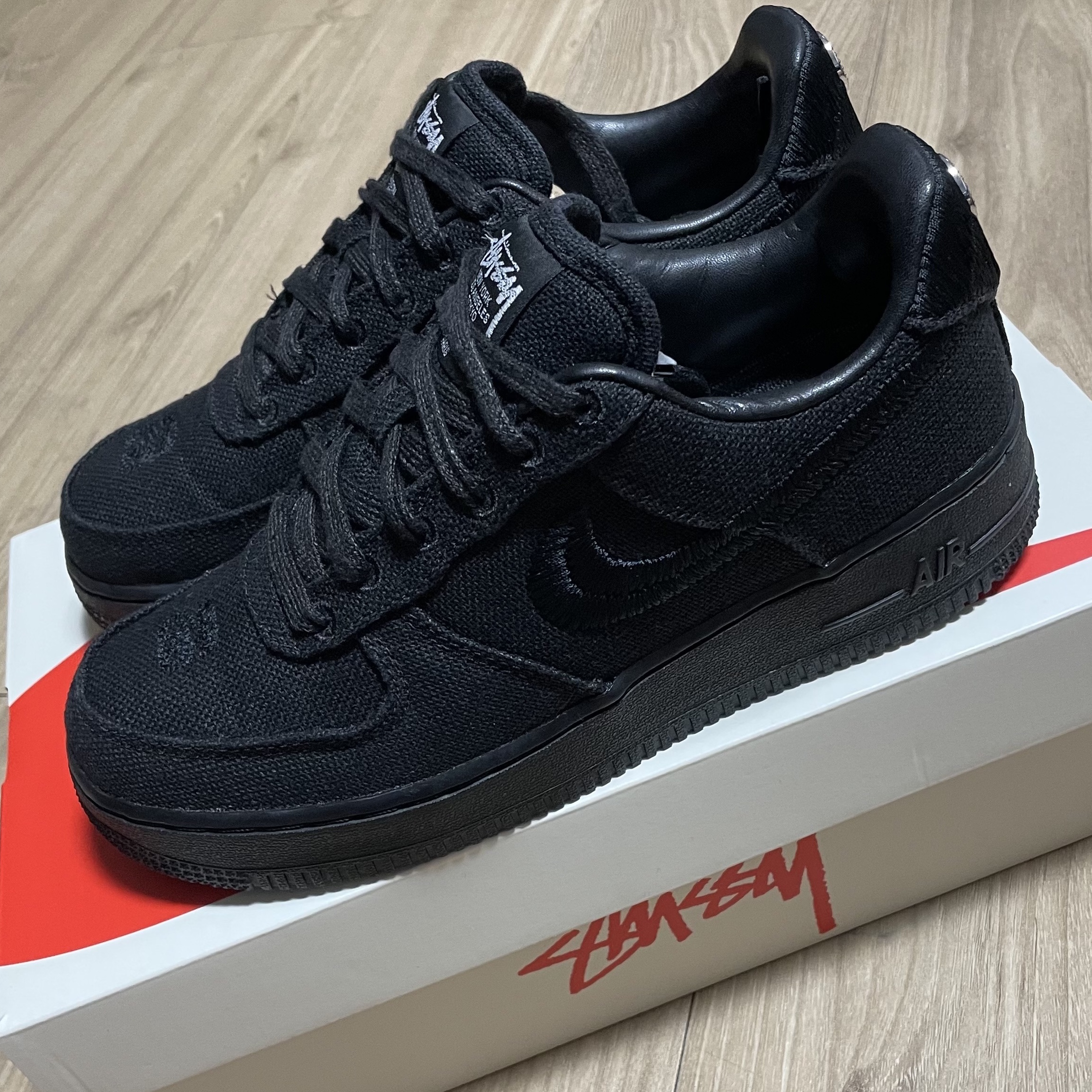 Nike x Stussy Air Force 1 Low Triple Black 착용 스타일 - 1