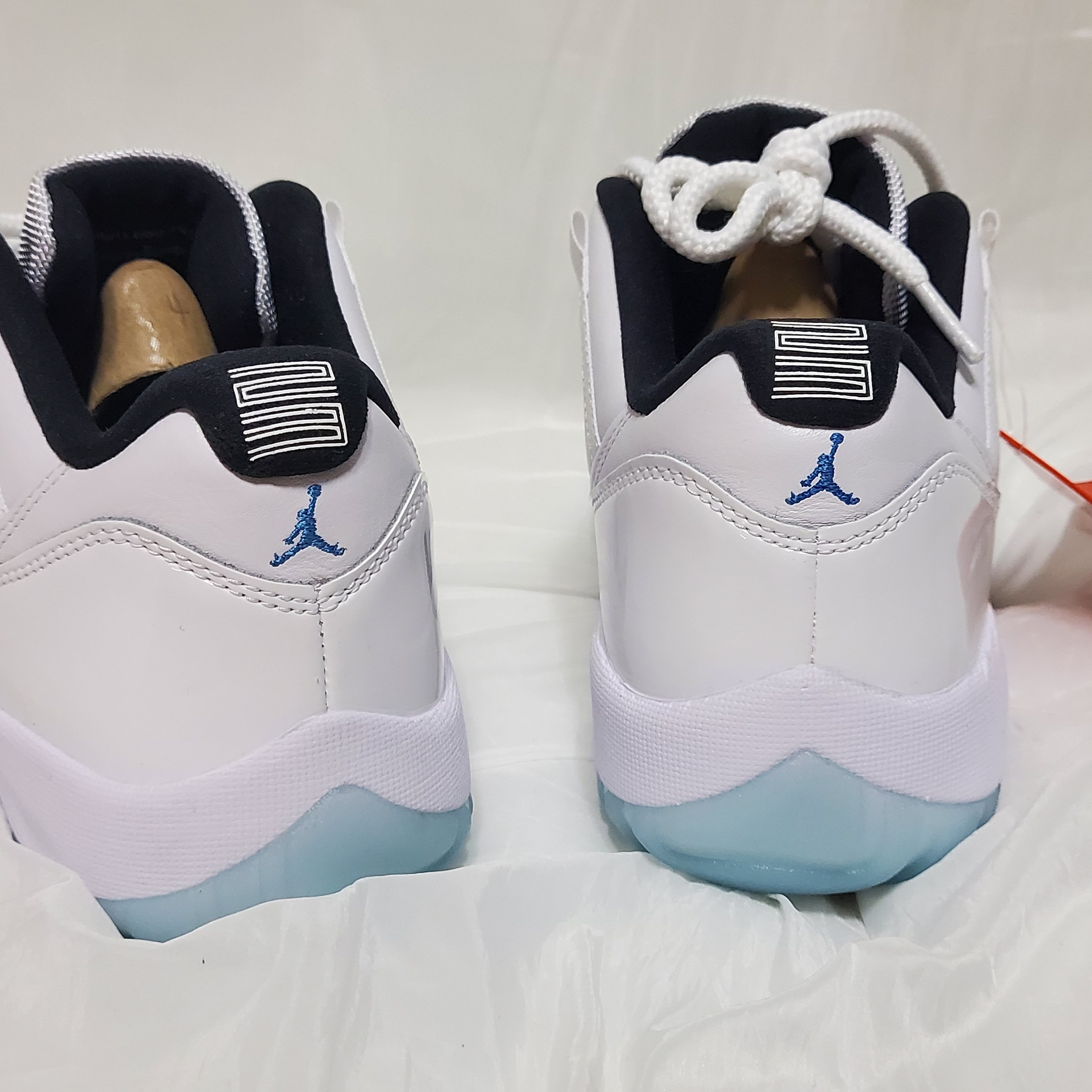 Jordan 11 Retro Low Legend Blue 착용 스타일 - 3