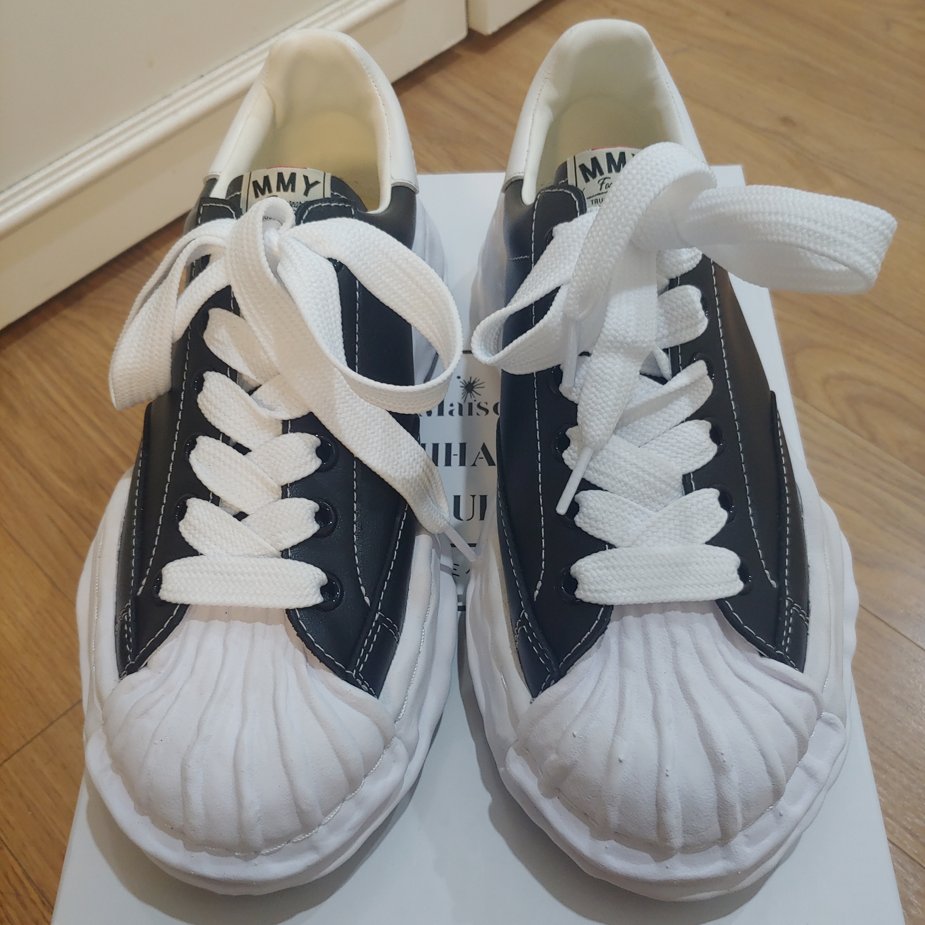 Maison Mihara Yasuhiro Blakey OG Sole Leather Low-top Sneakers Black 착용 스타일 - 2