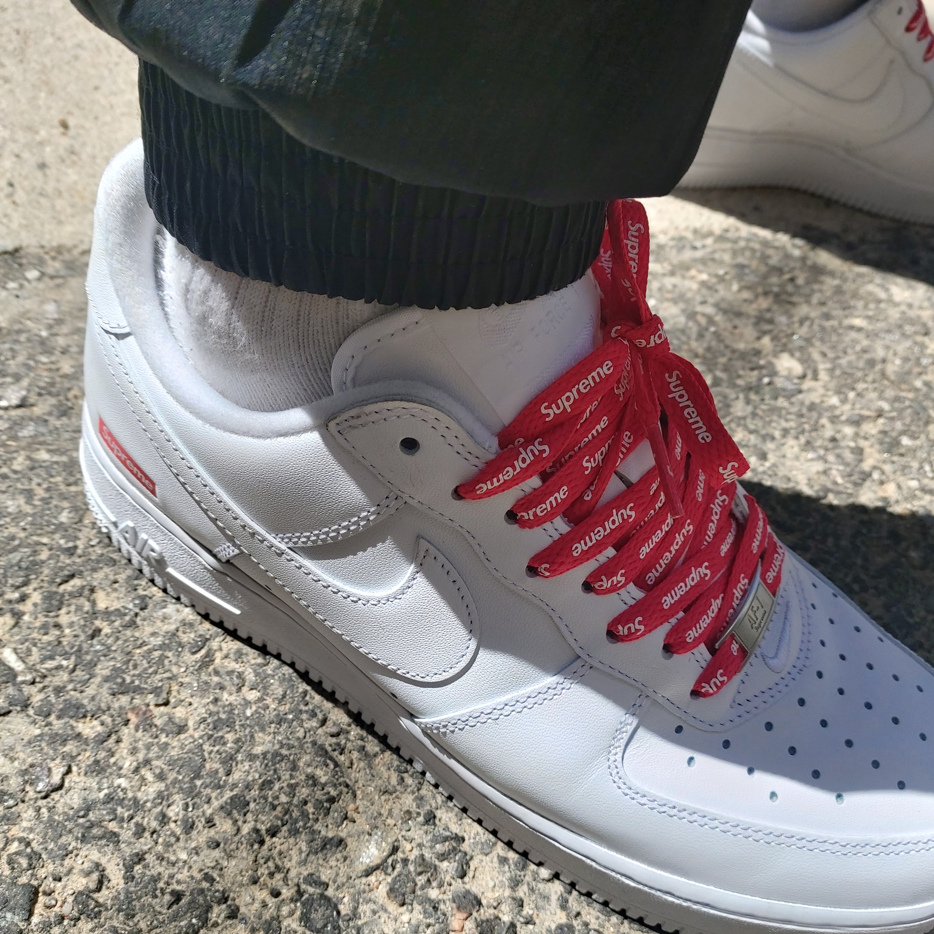 Nike x Supreme Air Force 1 Low White 착용 스타일 - 1