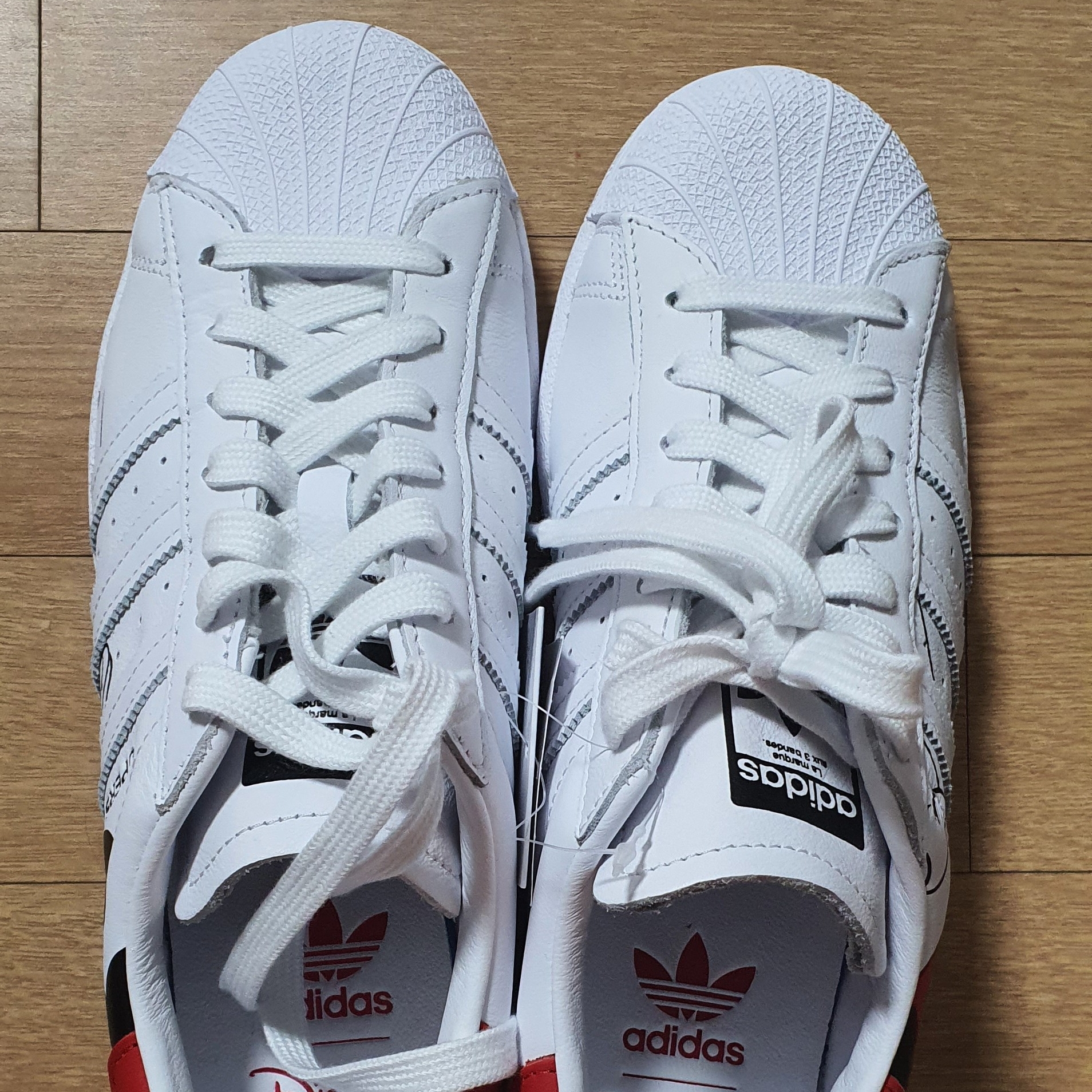 Adidas x Disney Superstar Mickey Mouse 착용 스타일 - 2