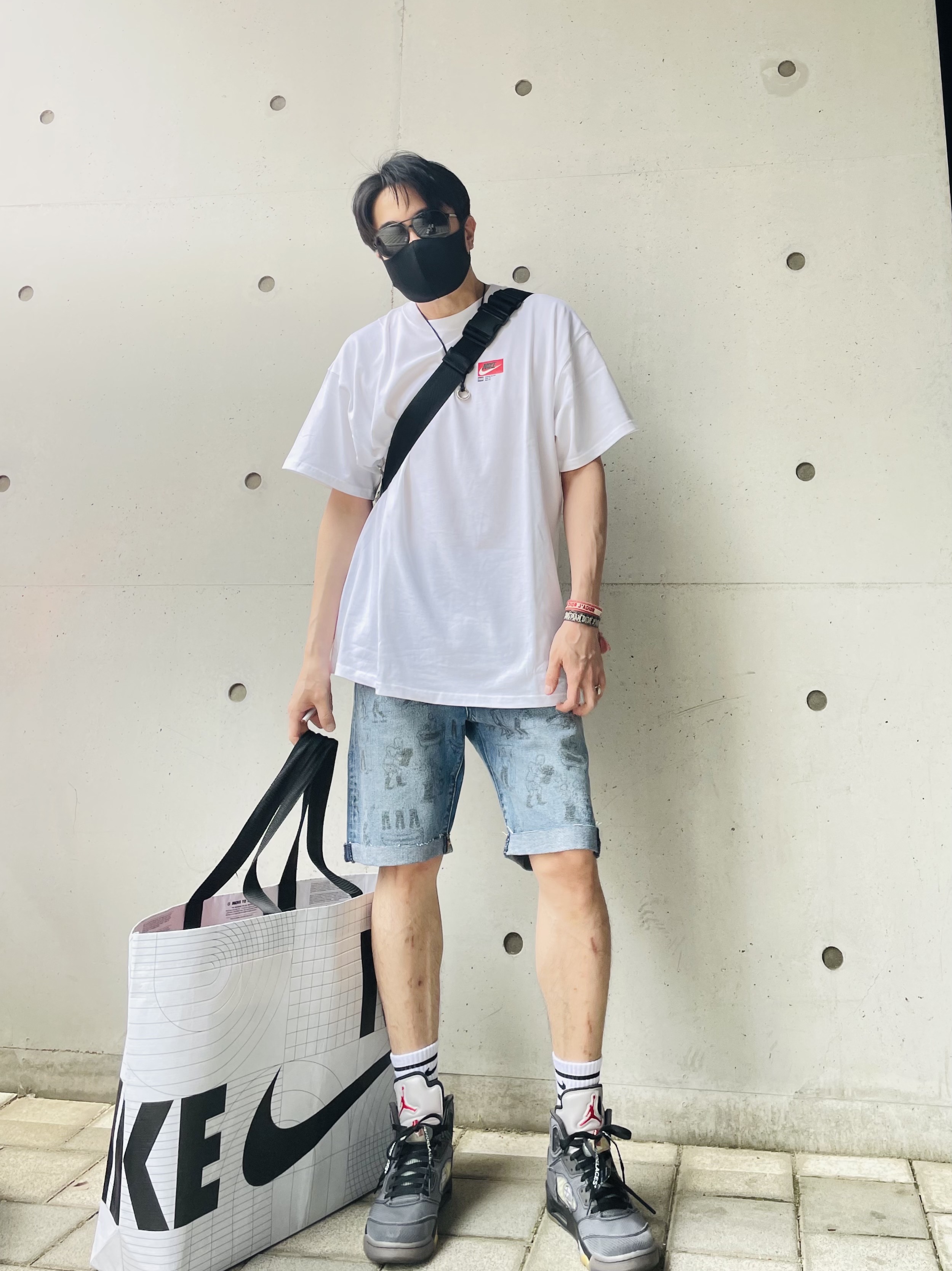 Jordan 5 x Off-White Retro SP Black Muslin, Nike NRG ISPA Logo T-Shirt White 착용 스타일 - 1