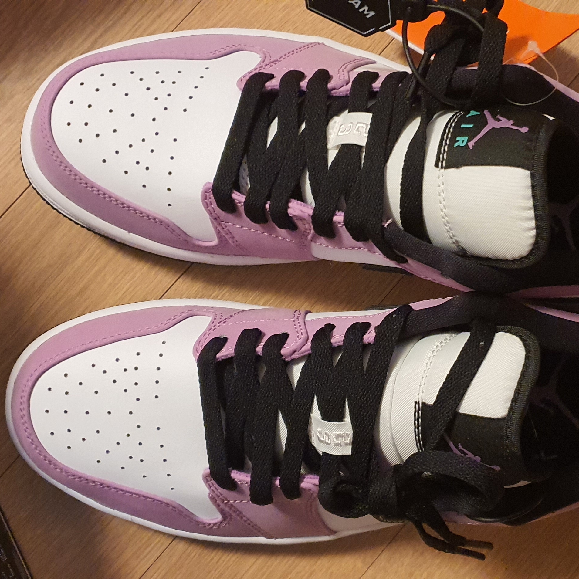 Jordan 1 Low SE Violet Shock 착용 스타일 - 3