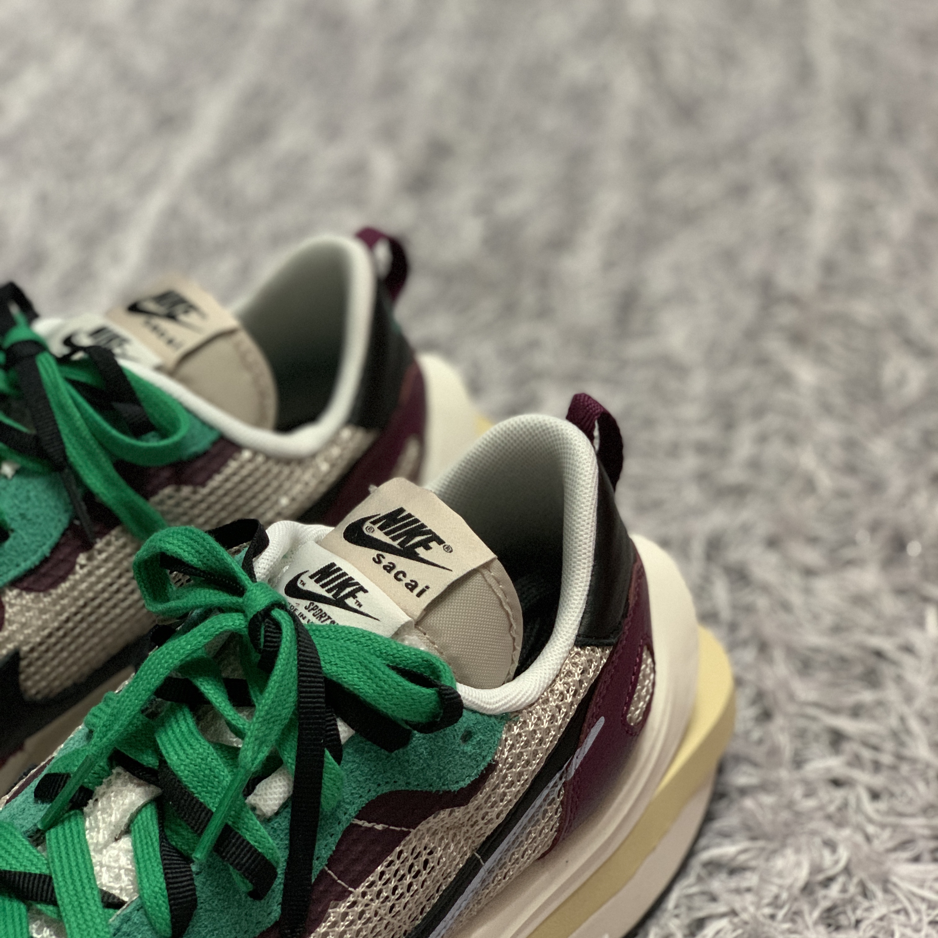 Nike x Sacai VaporWaffle String & Black Villain Red 착용 스타일 - 1