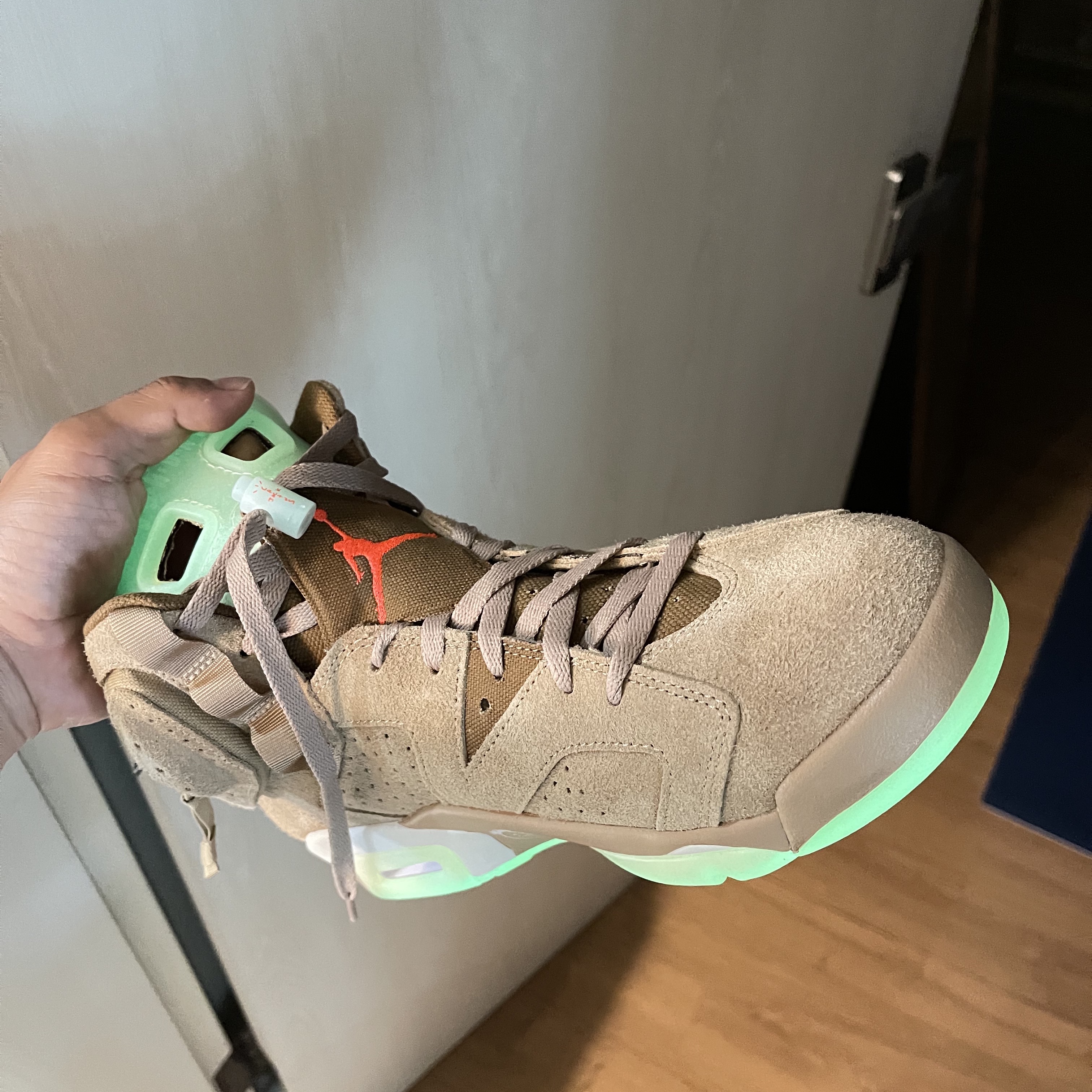 Jordan 6 x Travis Scott Retro SP British Khaki 착용 스타일 - 3