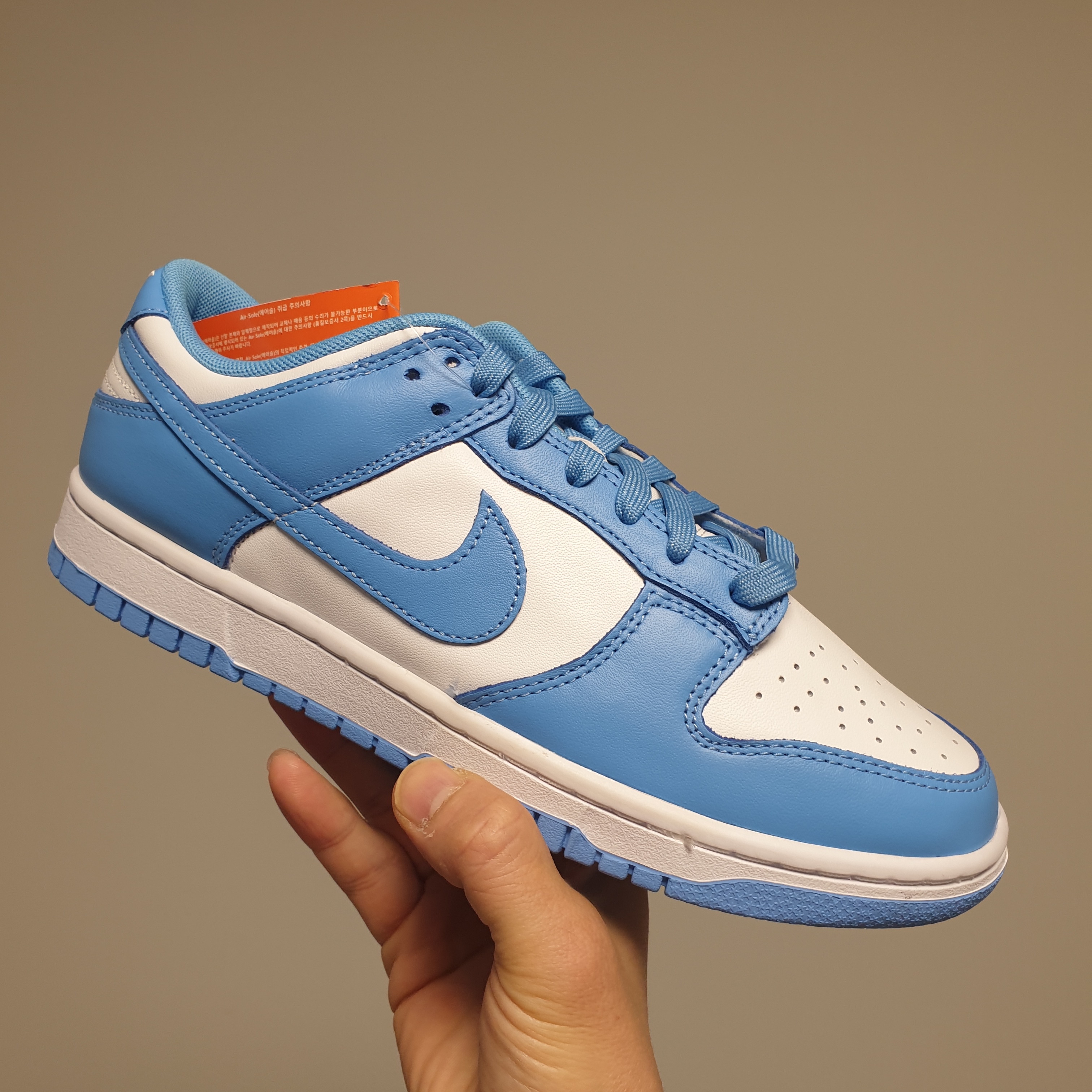 Nike Dunk Low Retro University Blue 착용 스타일 - 1