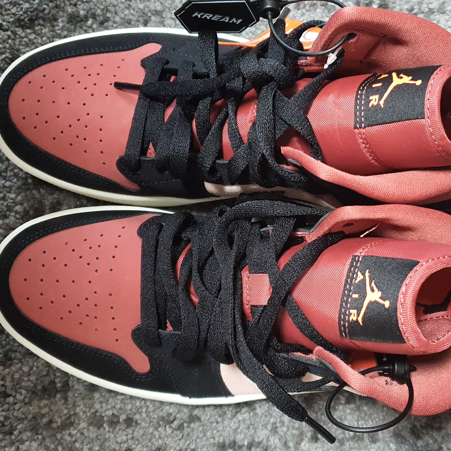 (W) Jordan 1 Mid Burgundy Dusty Pink 착용 스타일 - 2