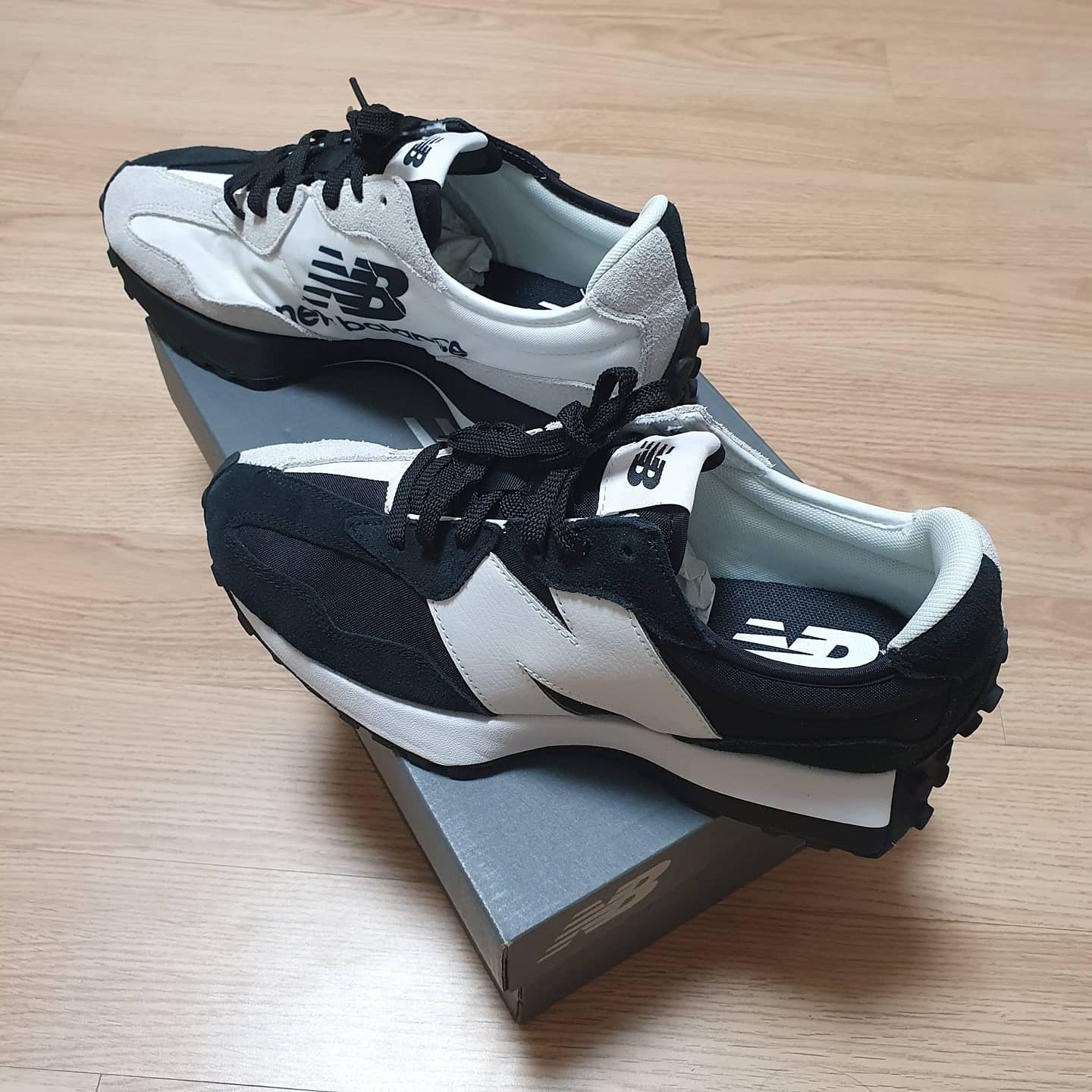 New Balance 327 NB Collective Black Grey 착용 스타일 - 3